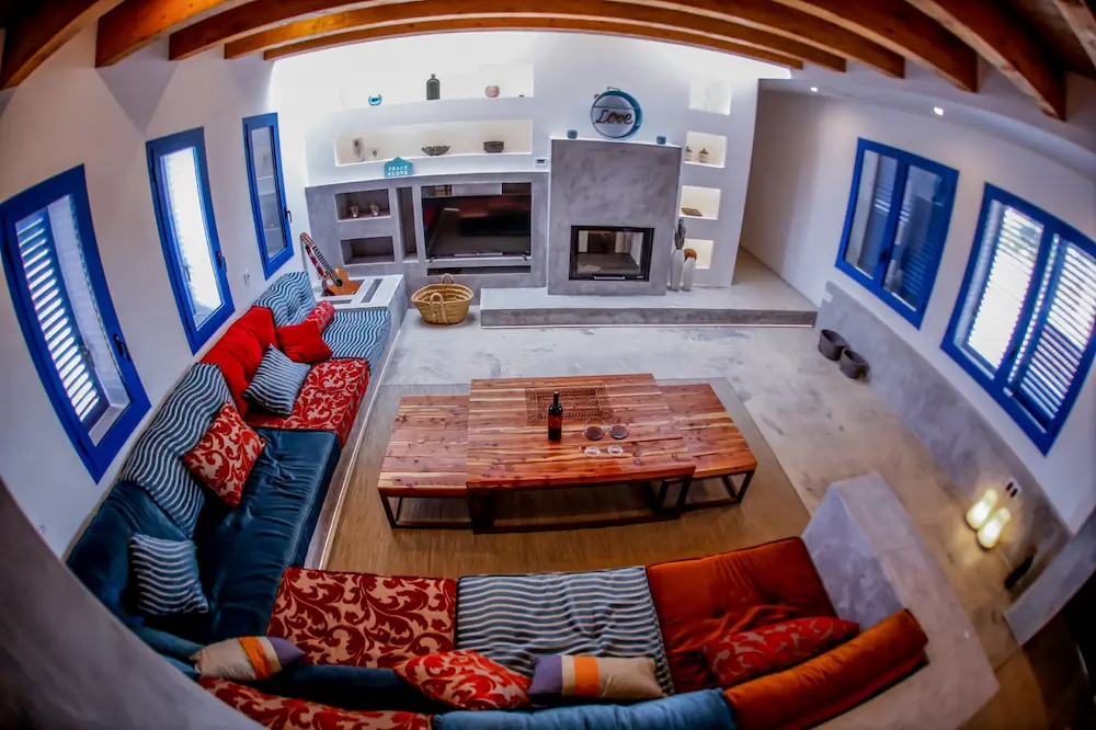 Salón muy amplio con un sofá enorme y luz natural en una vivienda en El Pilar de La Mola (Formentera).