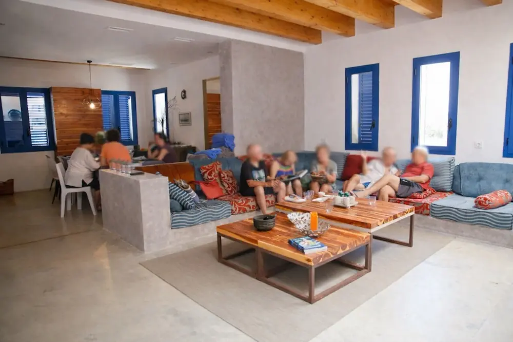 Grupo familiar sentado en el sofá del salón de Can Javi de Palma. Al fondo el comedor.