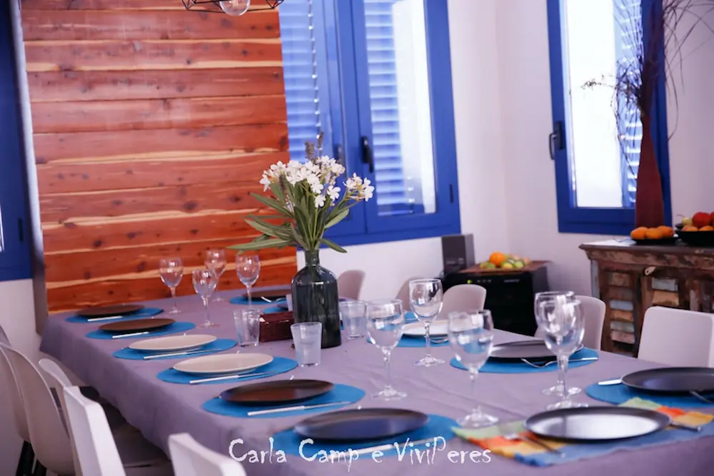 Mesa preparada para una comida en el comedor de Can Javi de Palma