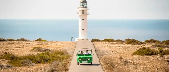 Coche clásico Mehari verde conduciendo hacia el Faro de es Cap de Barbaria en Formentera