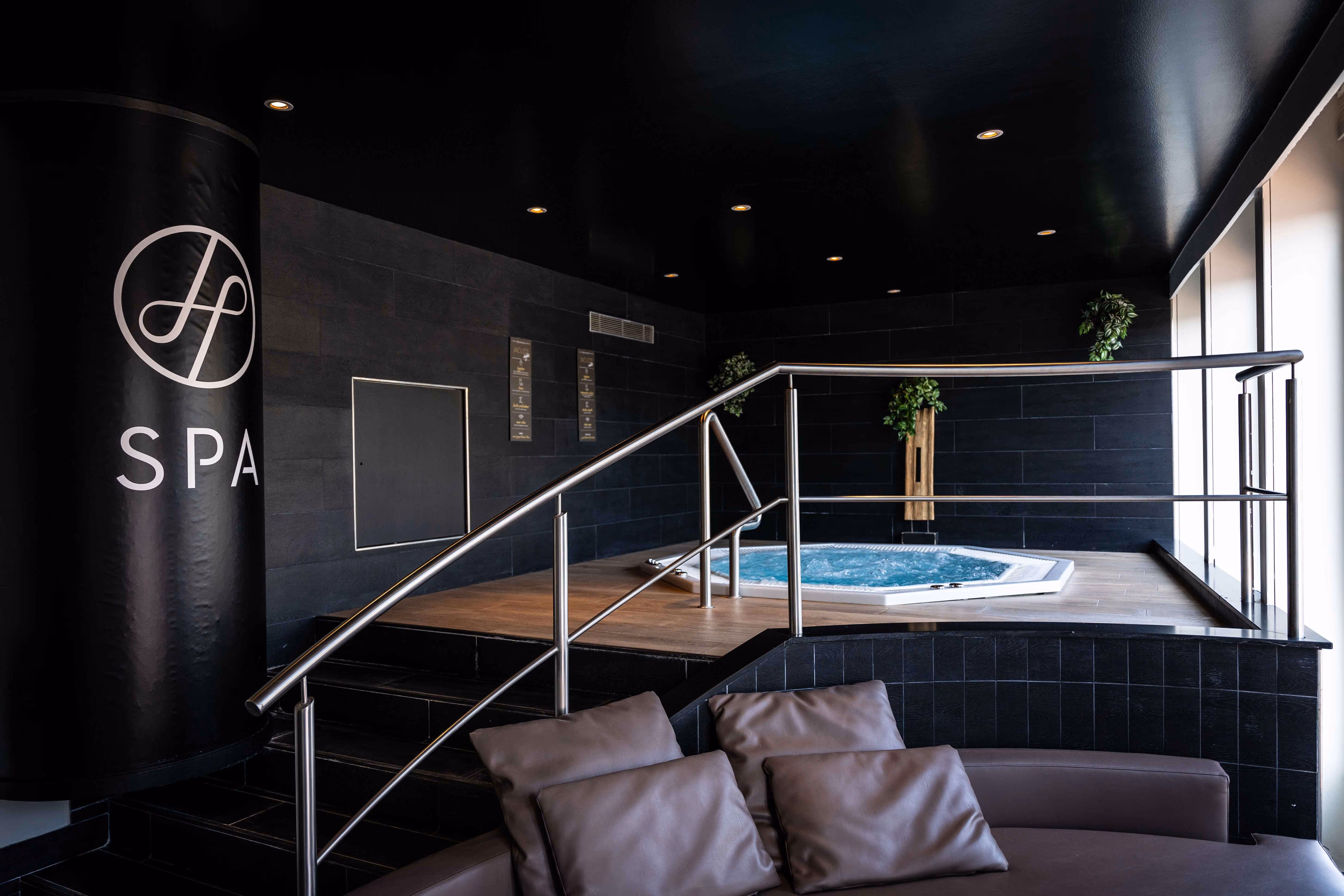 Innenarchitektur des Holmes Place Spa mit Whirlpool und Sitzbereich zum Entspannen.