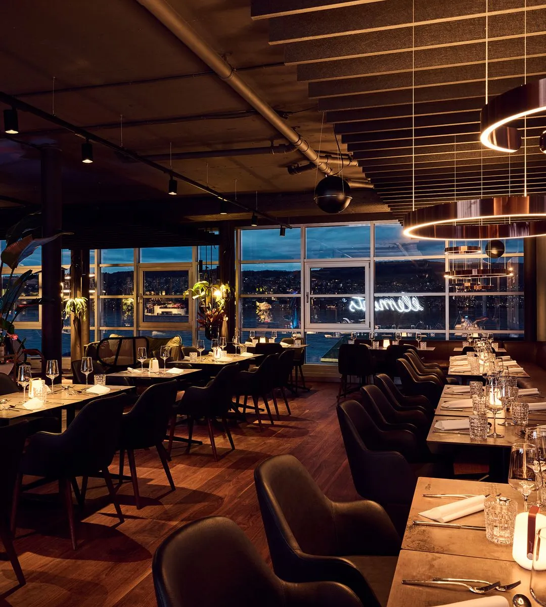 Eleganter Essbereich im Holmes Place mit malerischem Blick auf das Wasser in der Abenddämmerung, es herrscht eine ruhige Atmosphäre.