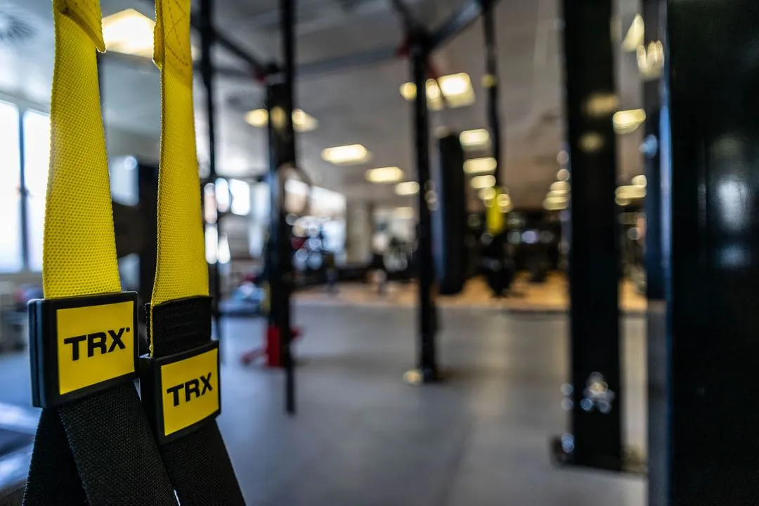 Die Suspension-Trainingsgeräte von Holmes Place verfügen über gelbe und schwarze TRX-Suspension-Gurte.