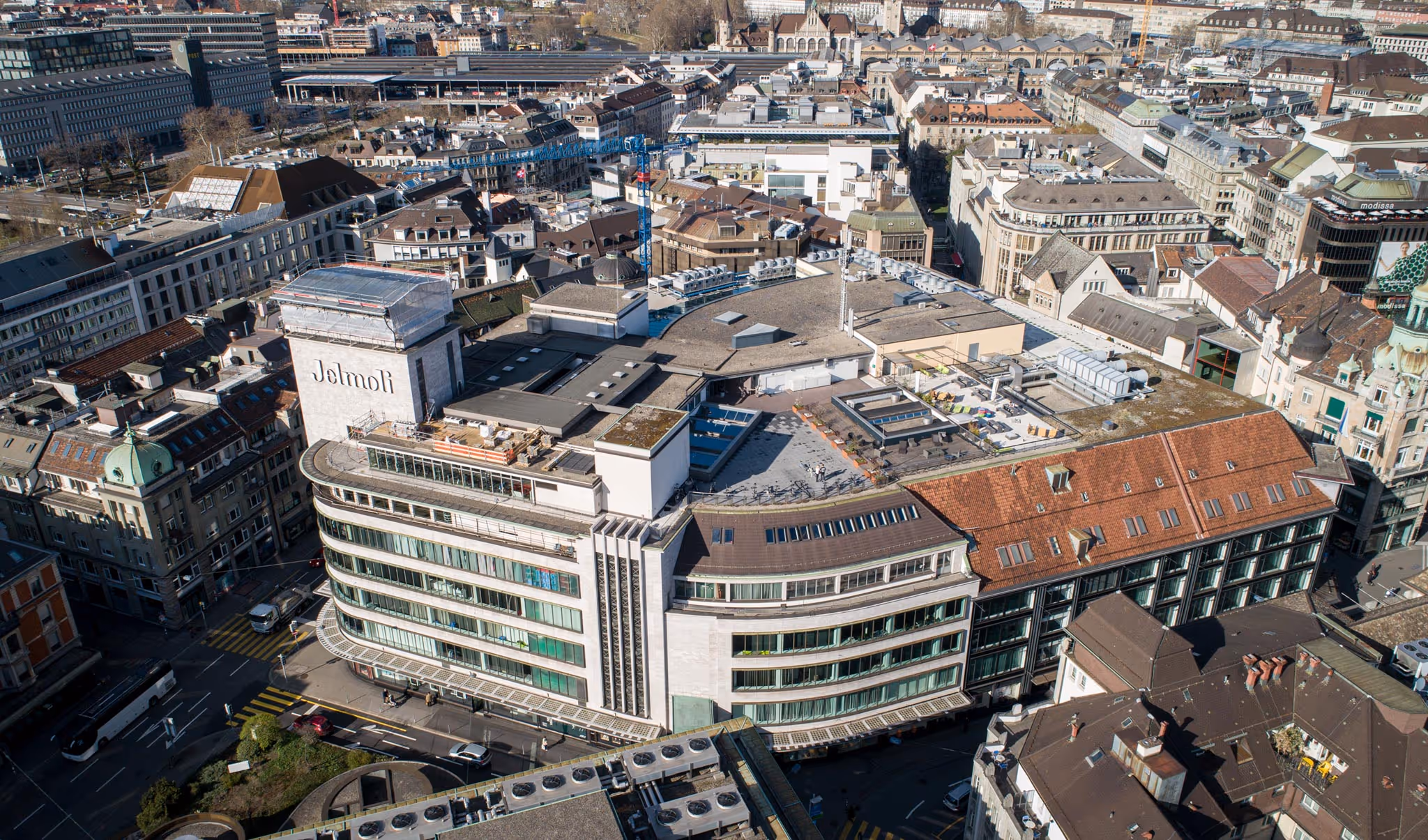 Holmes Place Fitnesscenter in einem modernen Stadtgebäude mit urbaner Landschaftsumgebung und eleganter Architektur