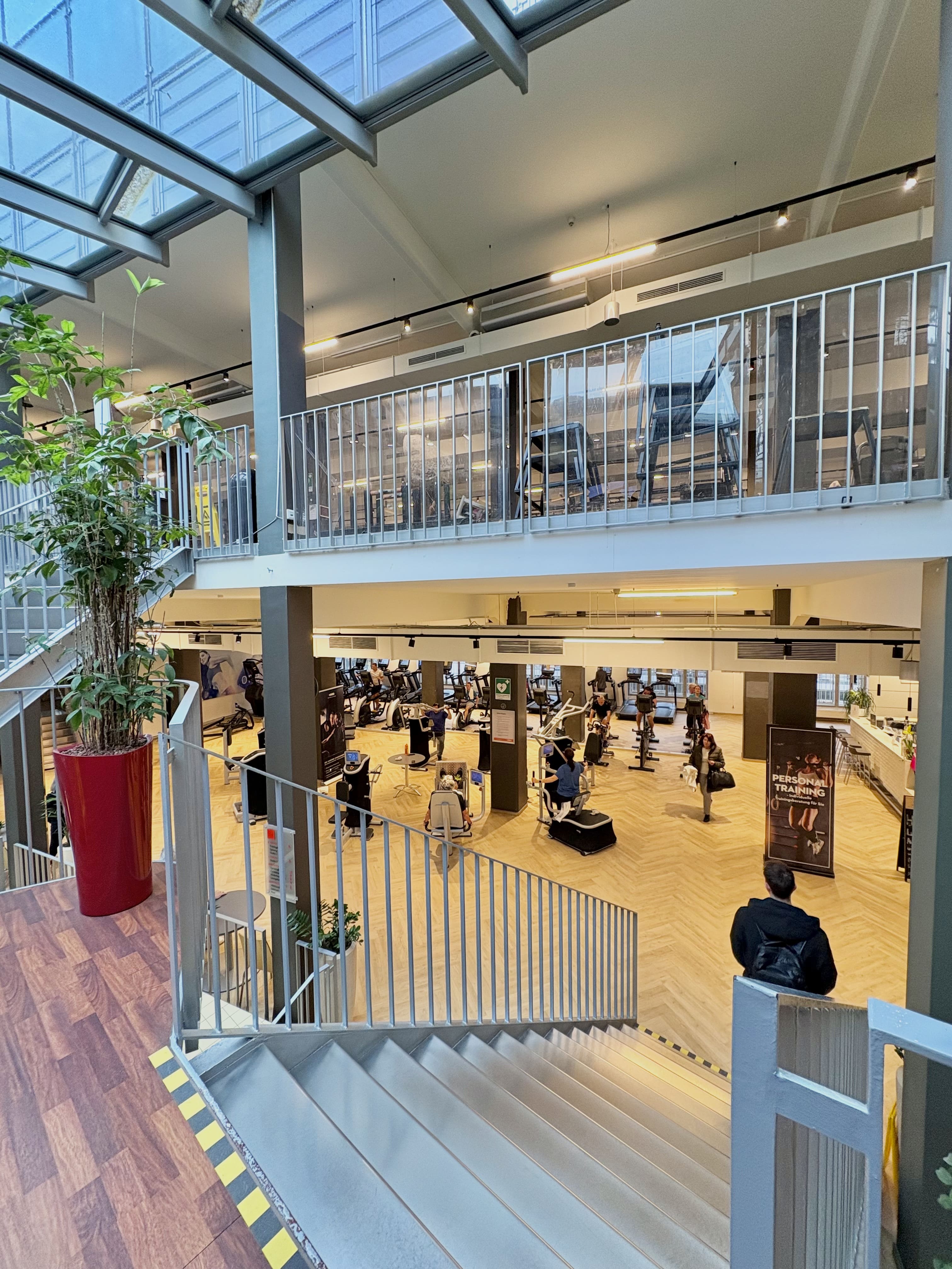 Das Innere des Fitnessstudios von Holmes Place präsentiert mehrstufige Trainingsgeräte, mit denen die Mitglieder aktiv und fit bleiben können.