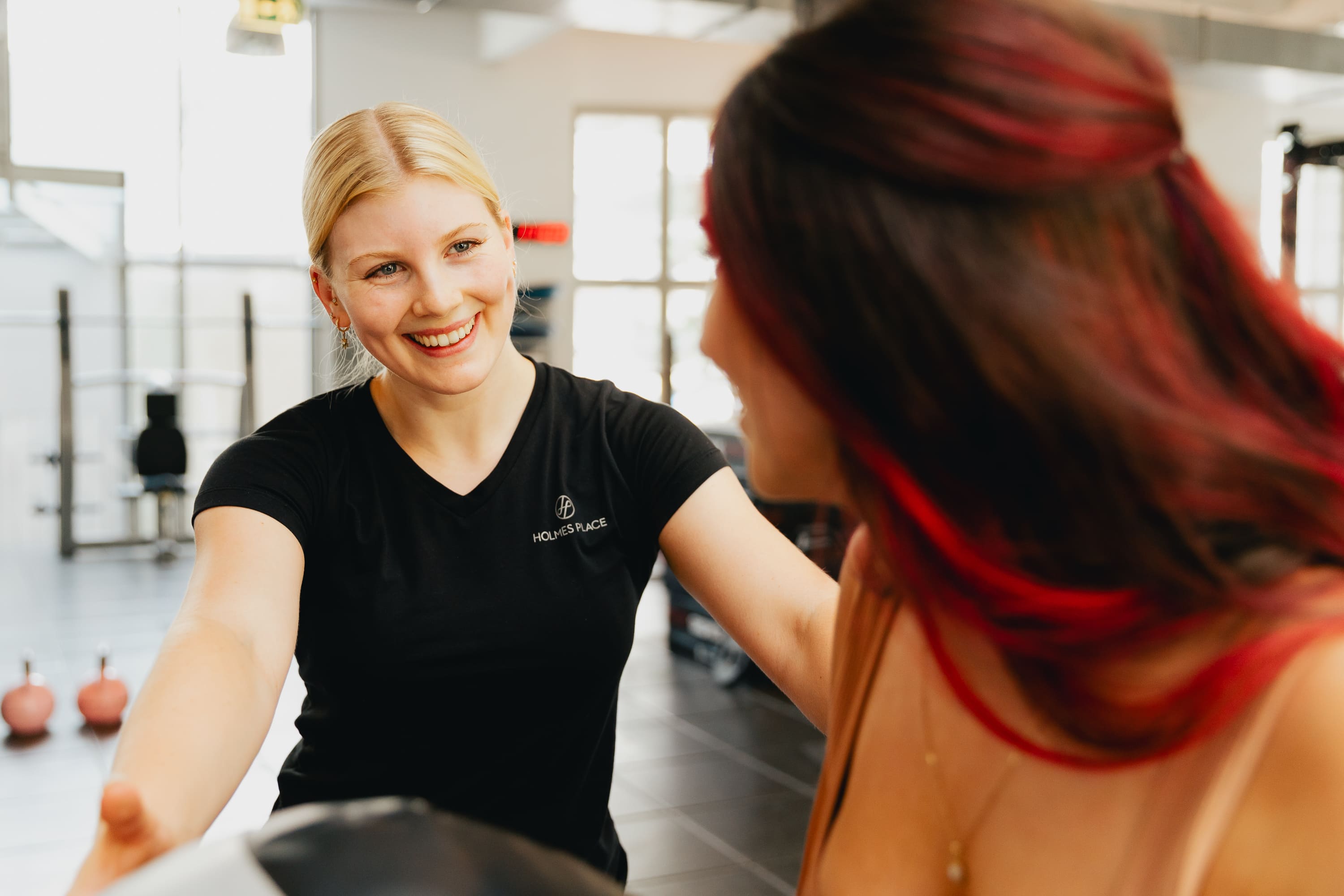 Erfahrene Mitarbeiter des Holmes Place-Fitnessstudios bieten fachkundige Fitnessberatung in einem unterstützenden Beratungsumfeld.