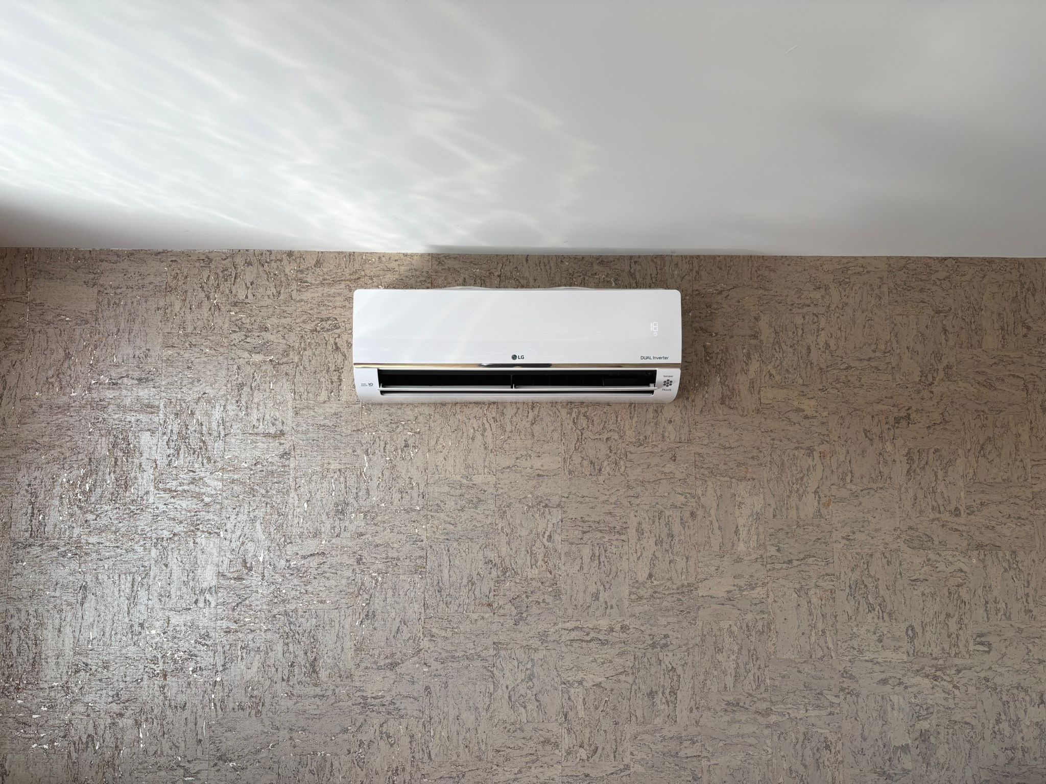 Installatie van een LG Standard Plus airco in de woonkamer in Roosendaal