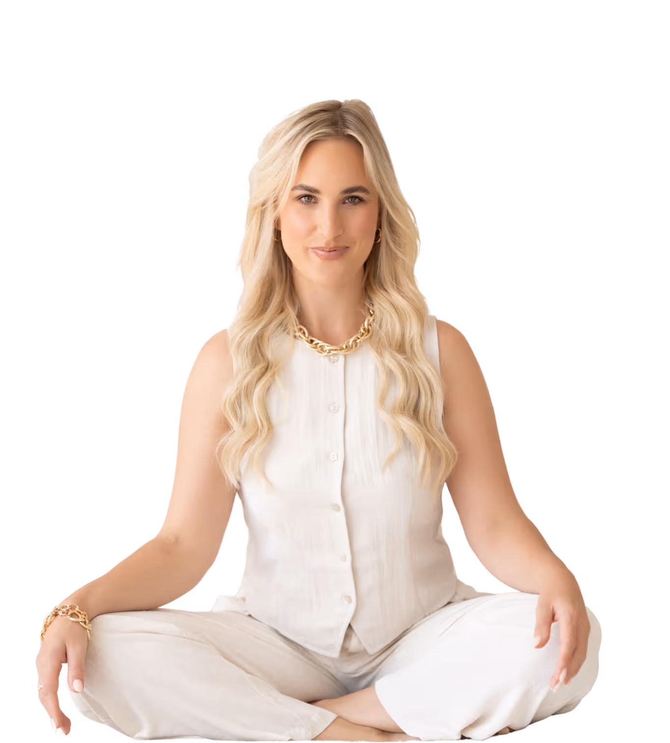 Hannah Medic sitzt entspannt im Schneidersitz und vermittelt Ruhe, Balance und Nervensystem-Regulation.