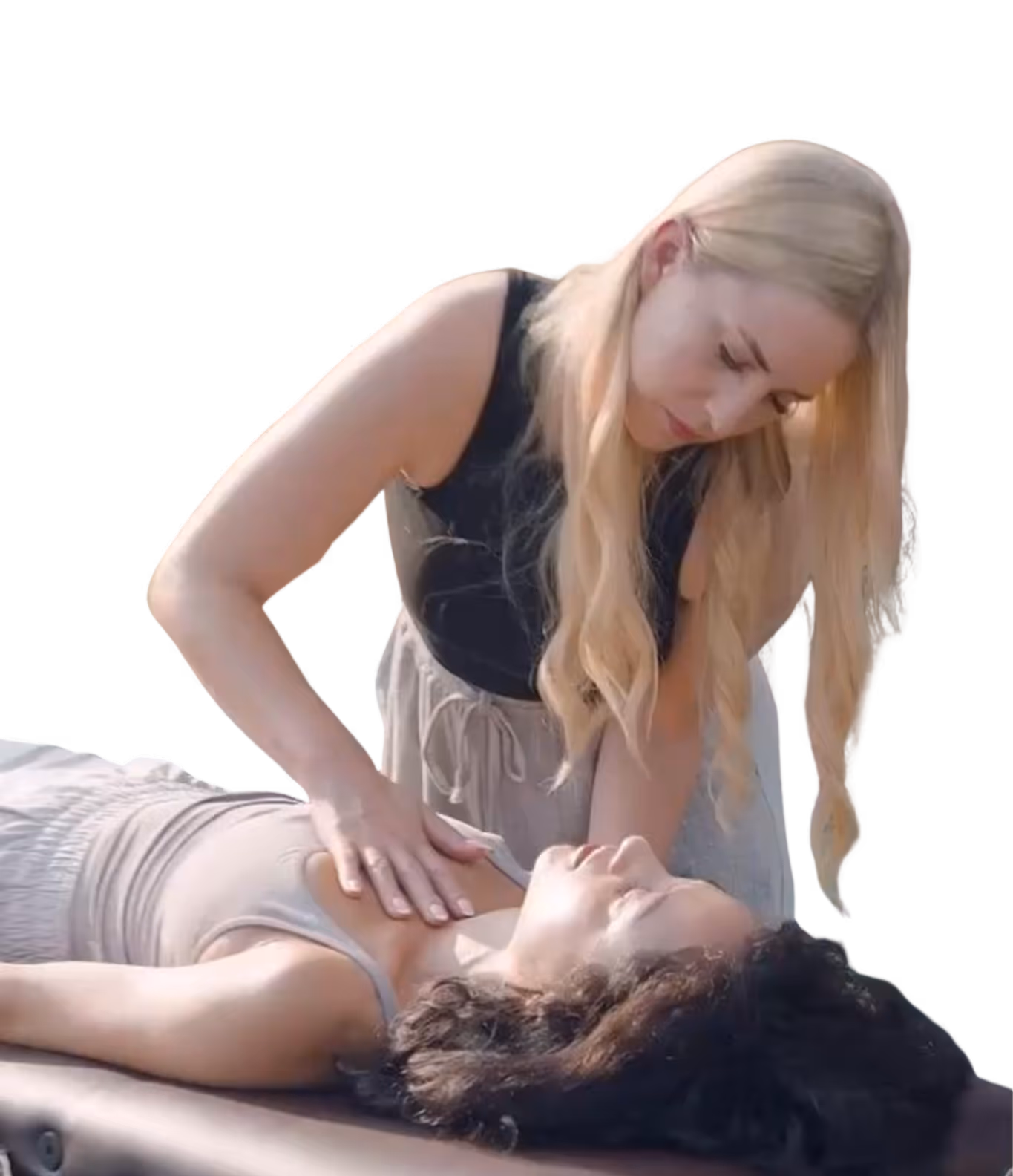Hannah Medic unterstützt eine Frau mit achtsamer Körperarbeit, Meditation und Breathwork, um das Nervensystem zu beruhigen und die innere Verbindung zu stärken.