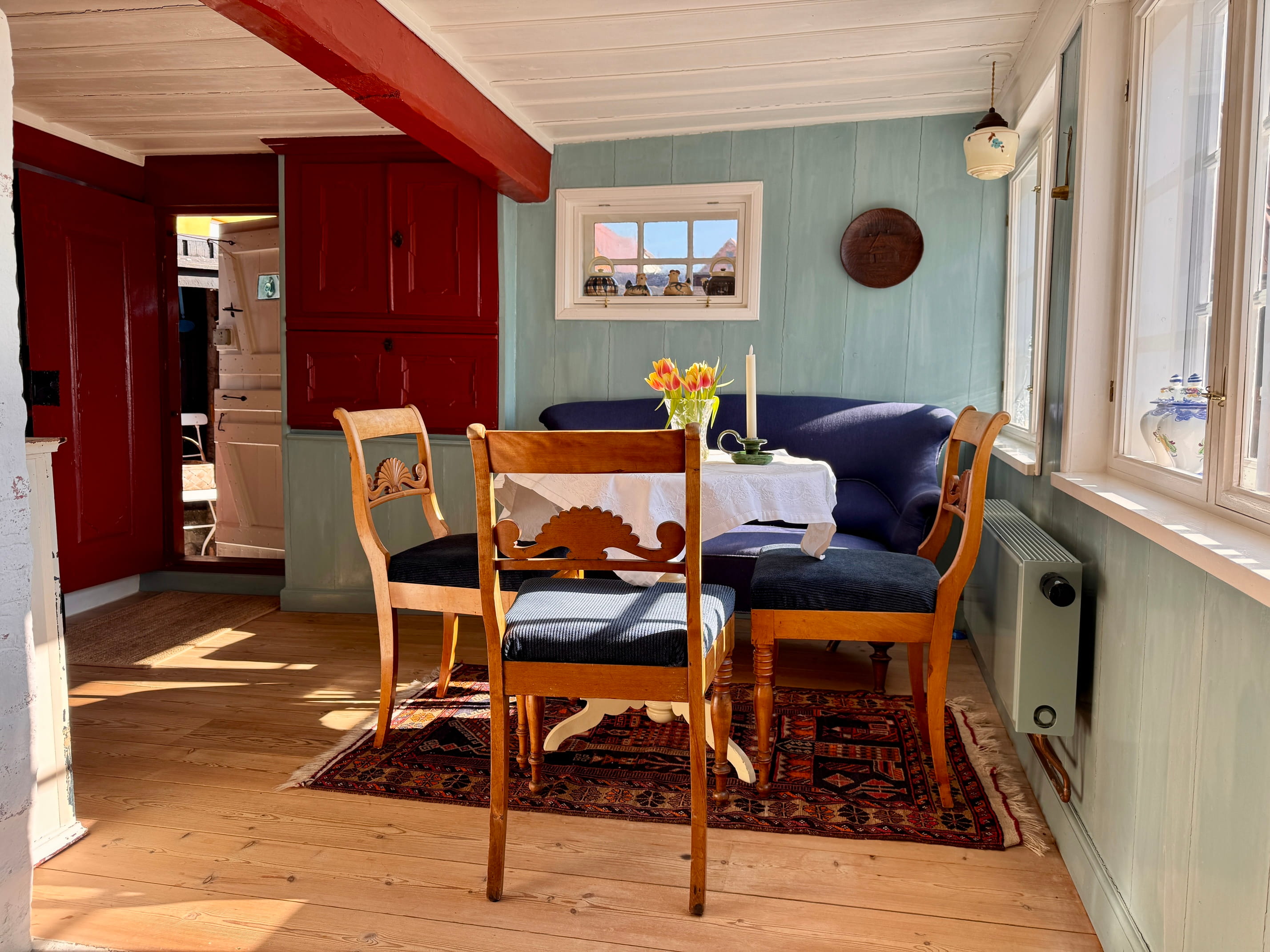 Lys sydvendt stue beliggende mellem køkken, ildsted og spisestue. Udsigt til fredet mark 