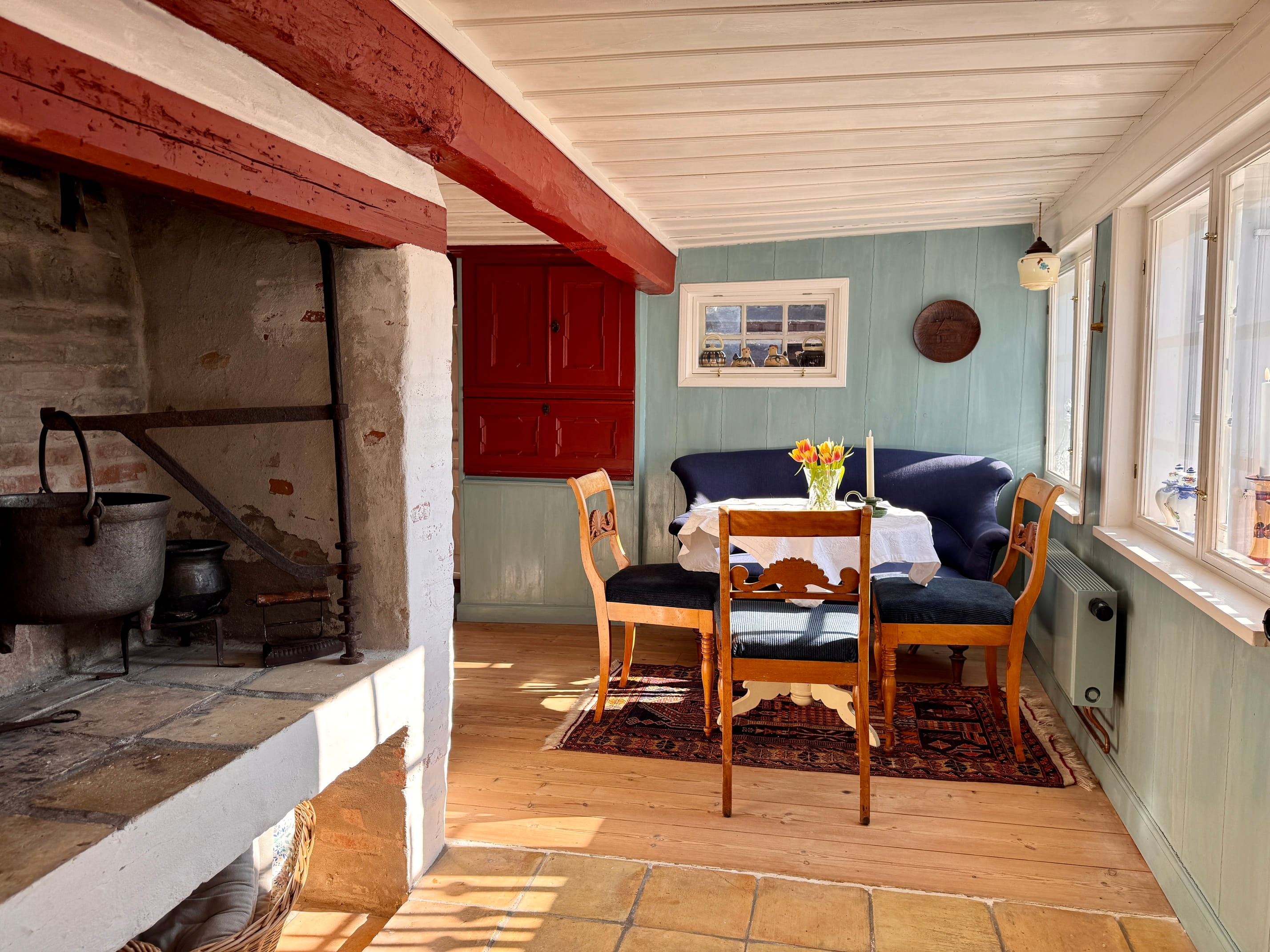 ildstedet med skorsten og jerntøj fra 1645 