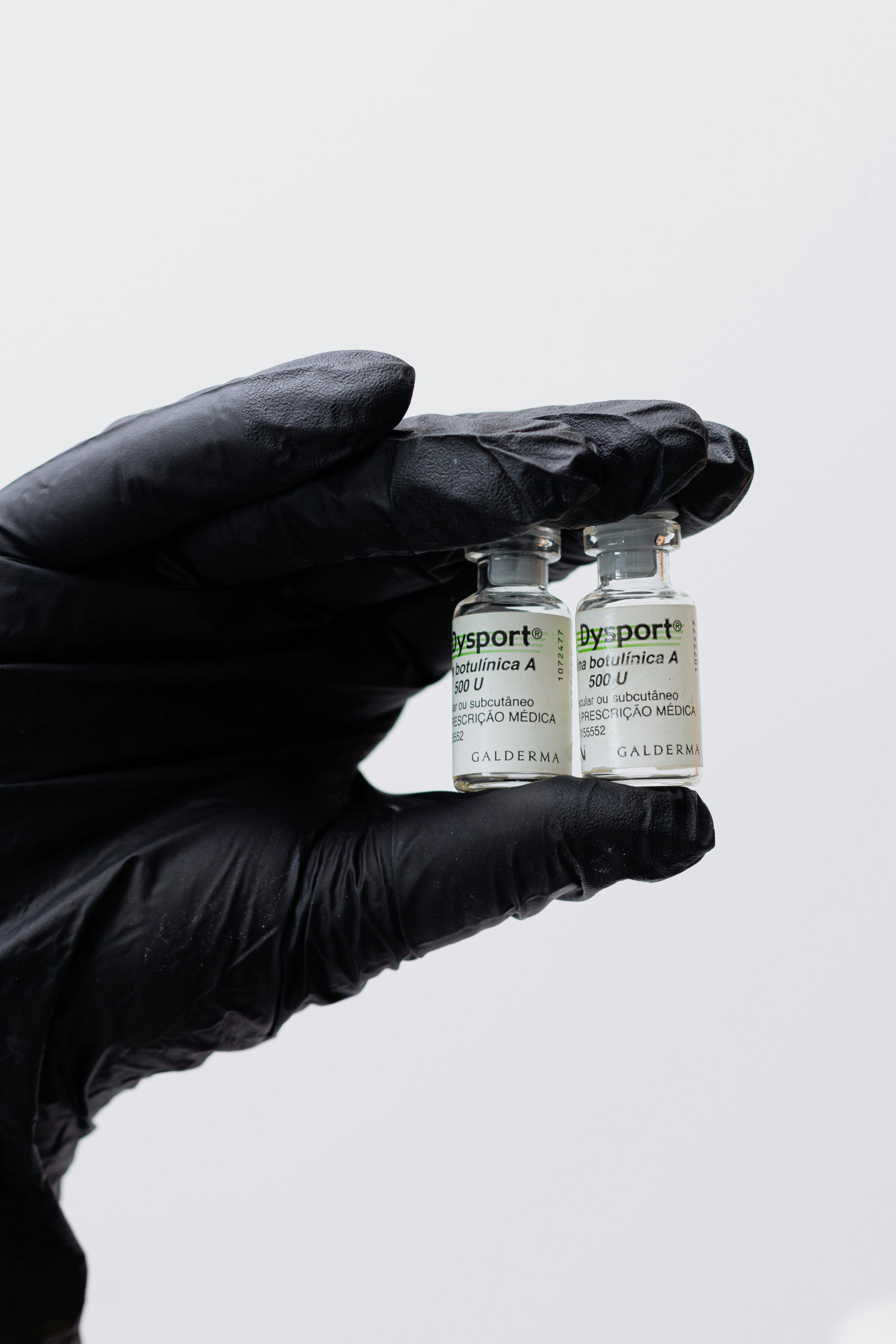 main tenant des flacons injectables. Injection de Botox et acide hyaluronique à Paris – traitement des rides en clinique esthétique