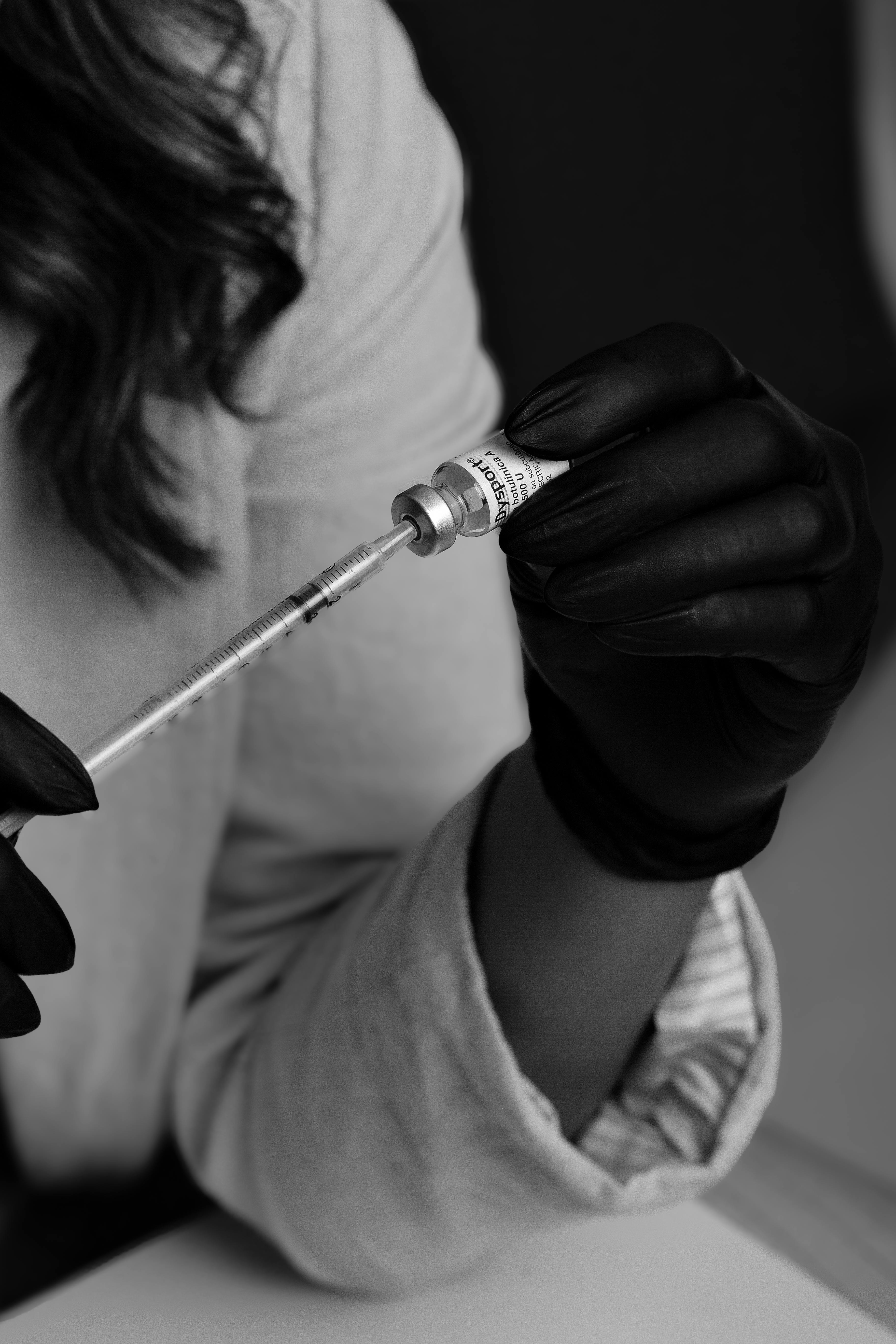médecin tenant une seringue de skin boosters et mésothérapie visage à Paris 