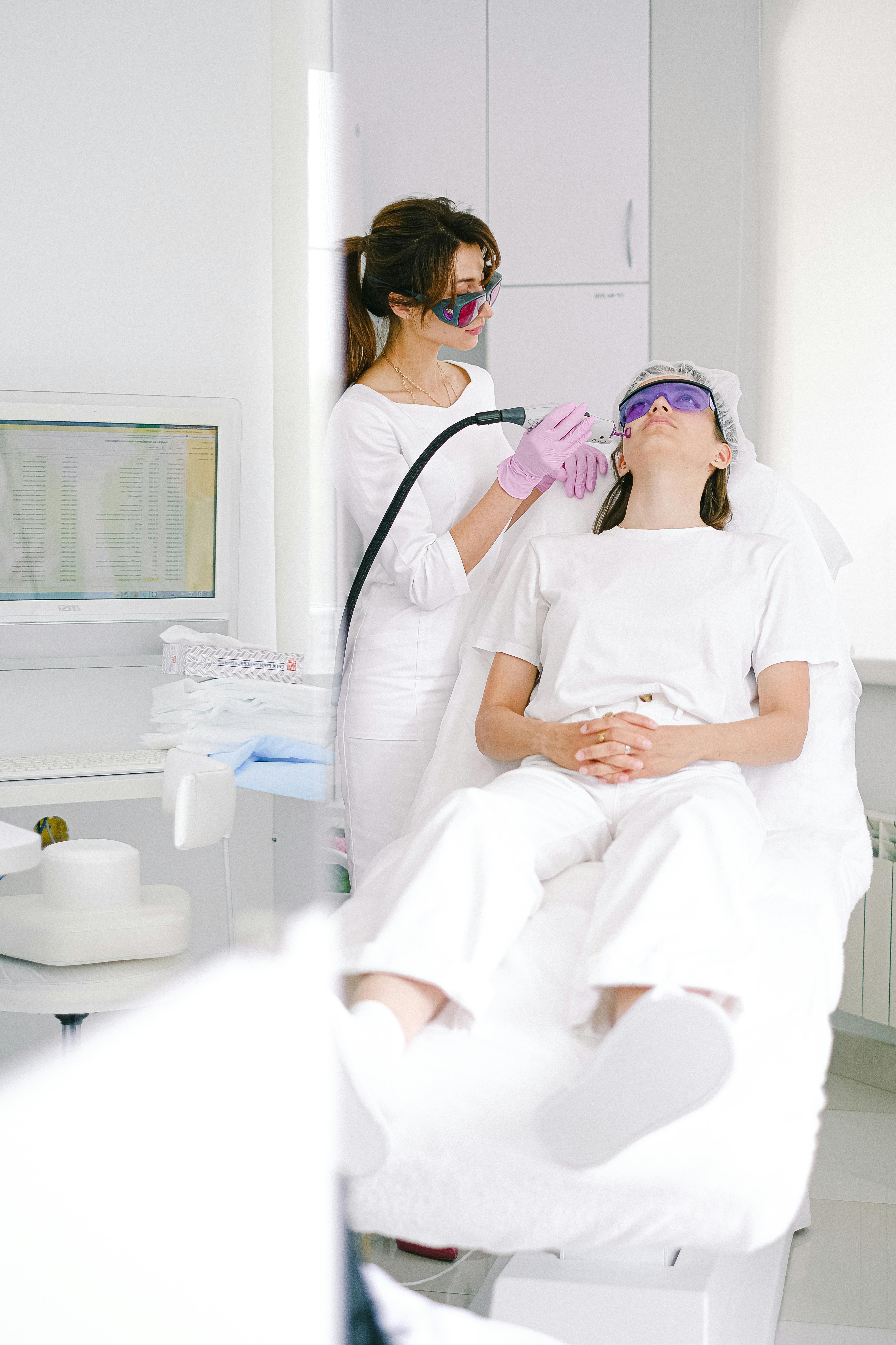 patiente traitée au laser dans une clinique haut de gamme à Paris
