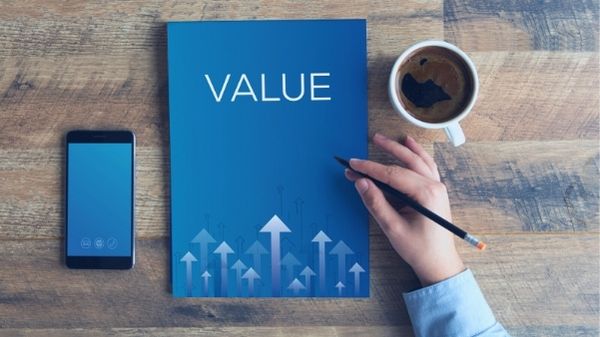 DWR-9-Ways-CRM-Boosts-Customer-Acquisition-and-Retention-customer-value