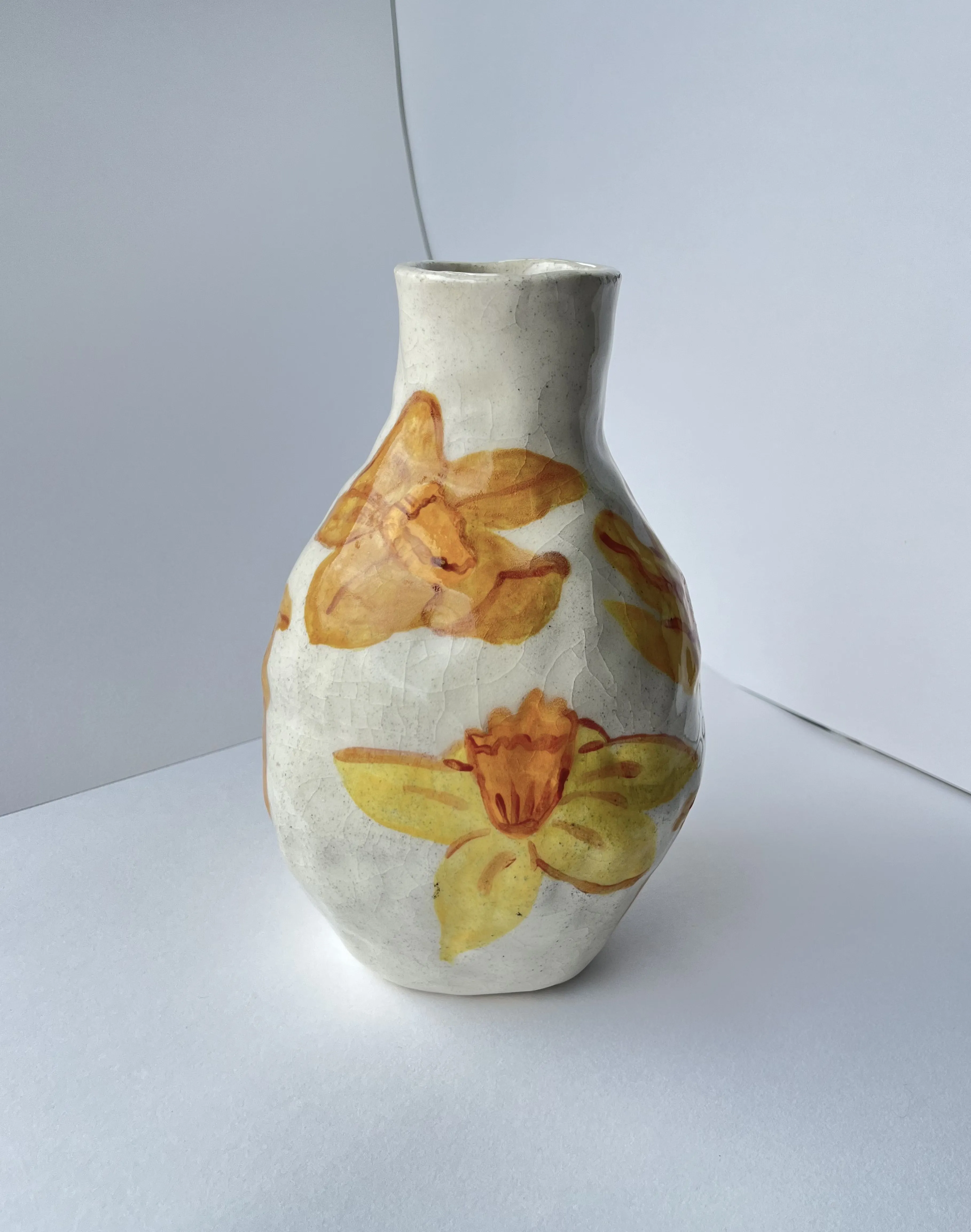 Flower vase with painted daffodils.
