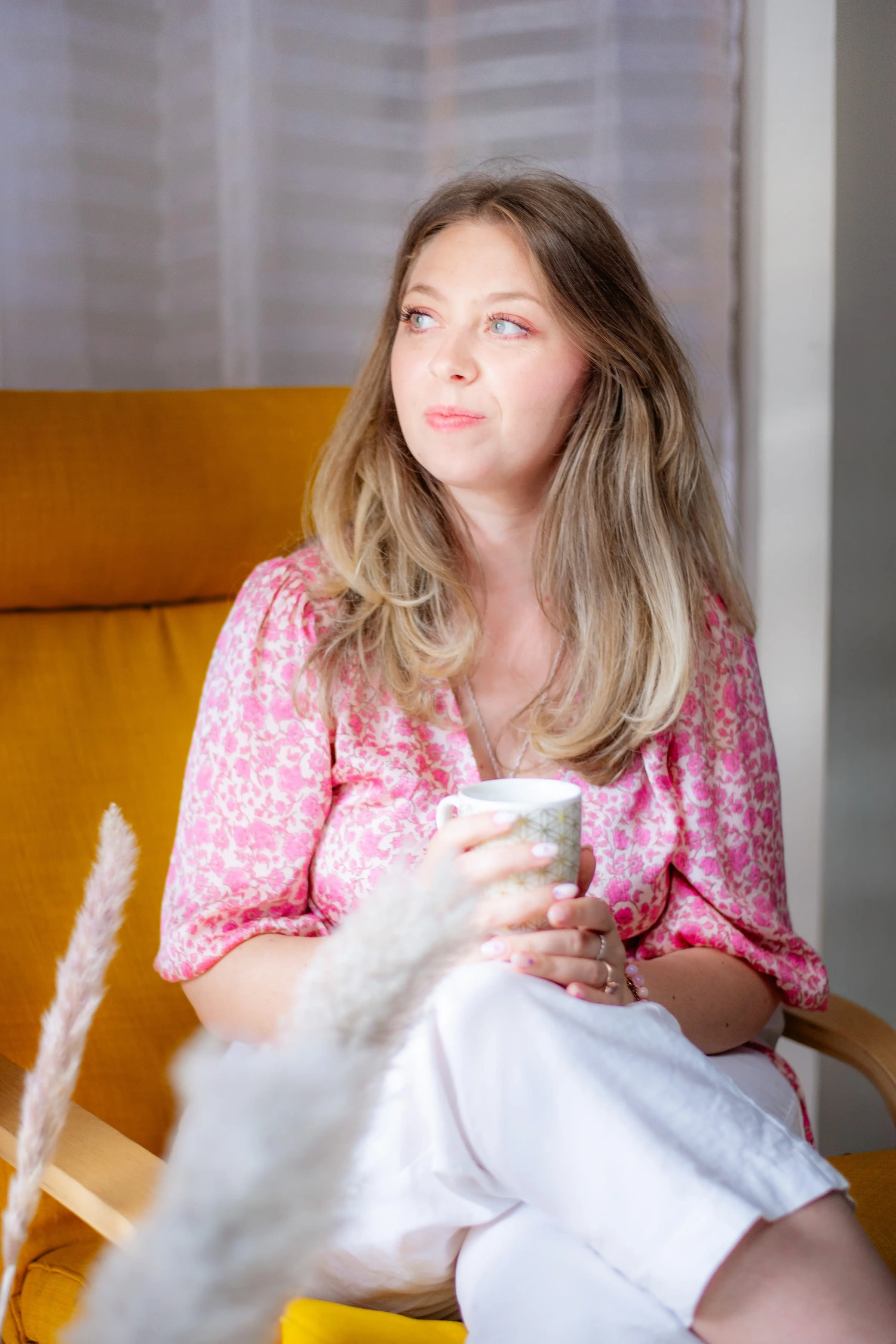Aline Monneret, psychopraticienne, moment de préparation bienveillante avant une séance.