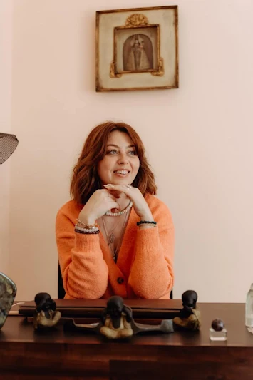 Aline Monneret, psychopraticienne, à son bureau – cabinet Aline Douce Thérapie