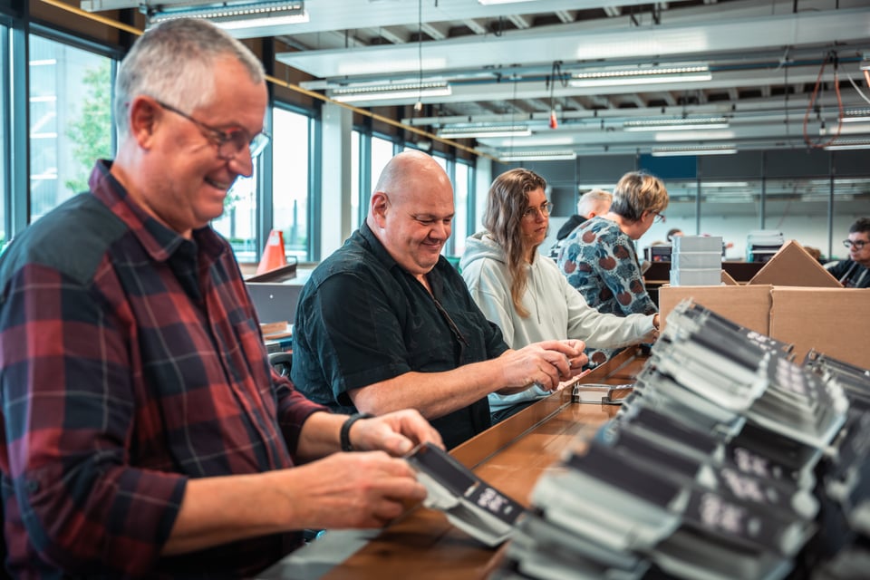 Een maatwerkcoach werkt mee met zijn maatwerkers en helpt hen bij problemen.