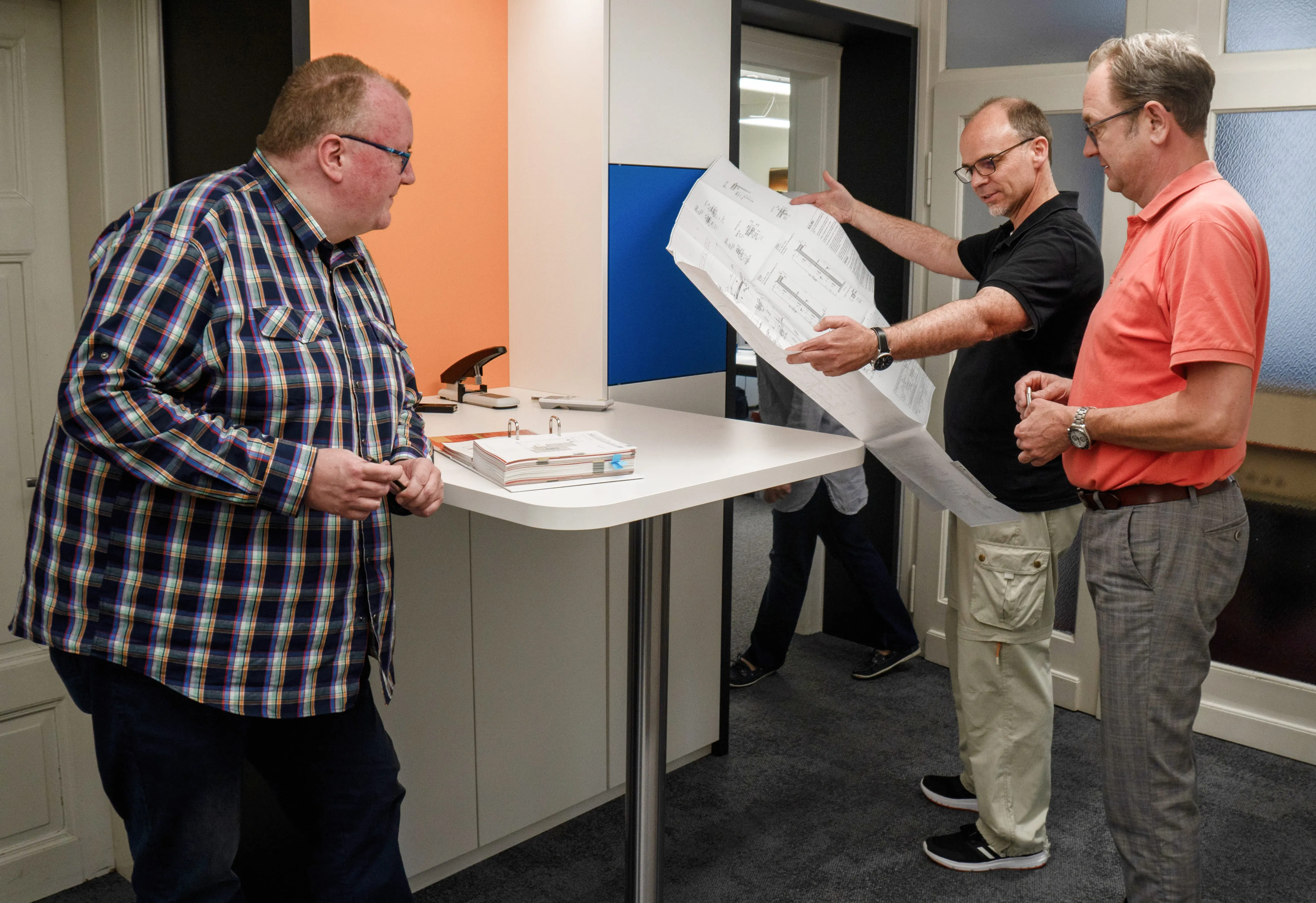 Planungsbesprechung im Büro – Architektur- und Statikkoordination