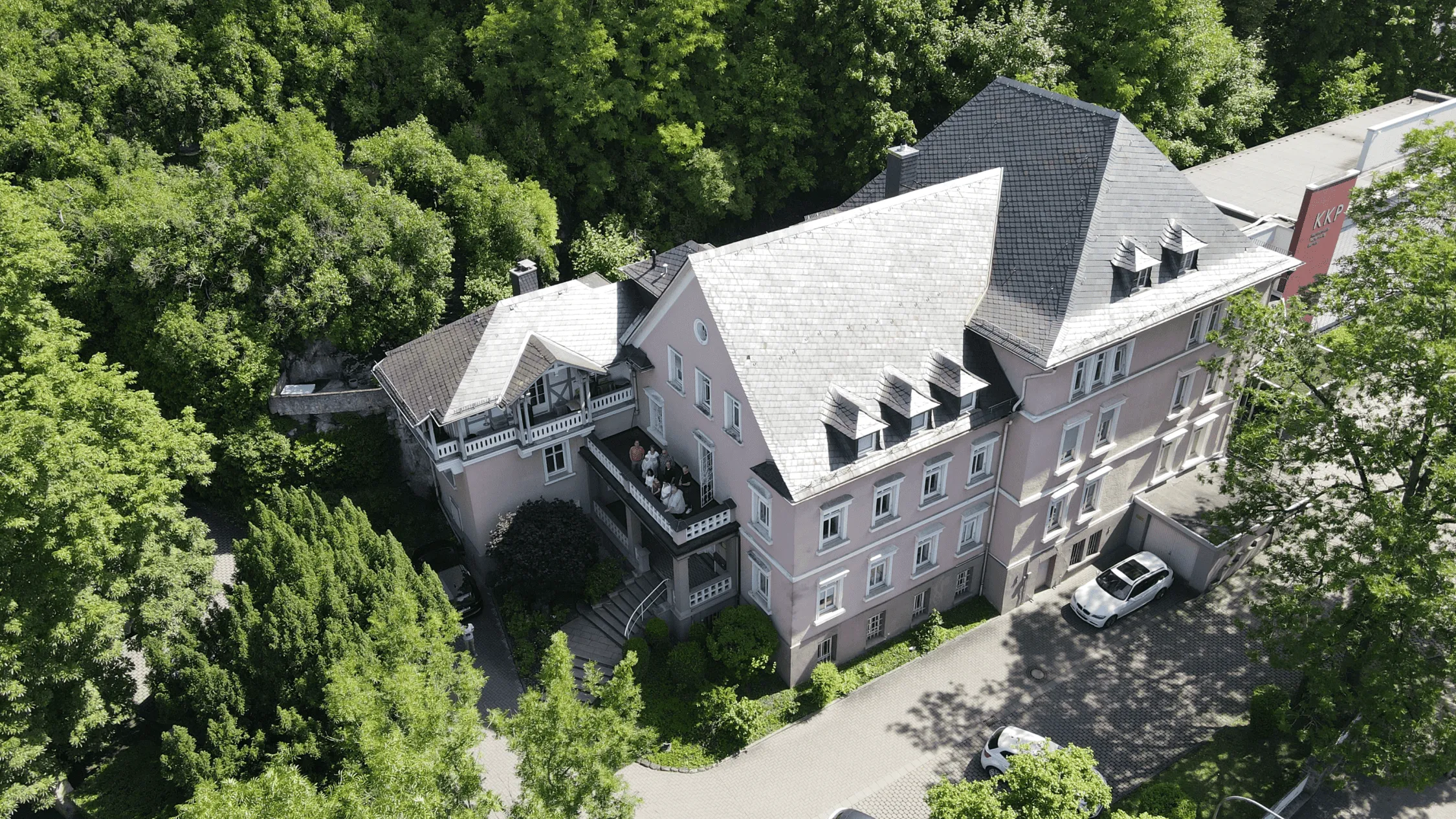 Luftaufnahme eines historischen Gebäudes in grüner Umgebung – Sanierungsprojekt und Denkmalschutzarchitektur
