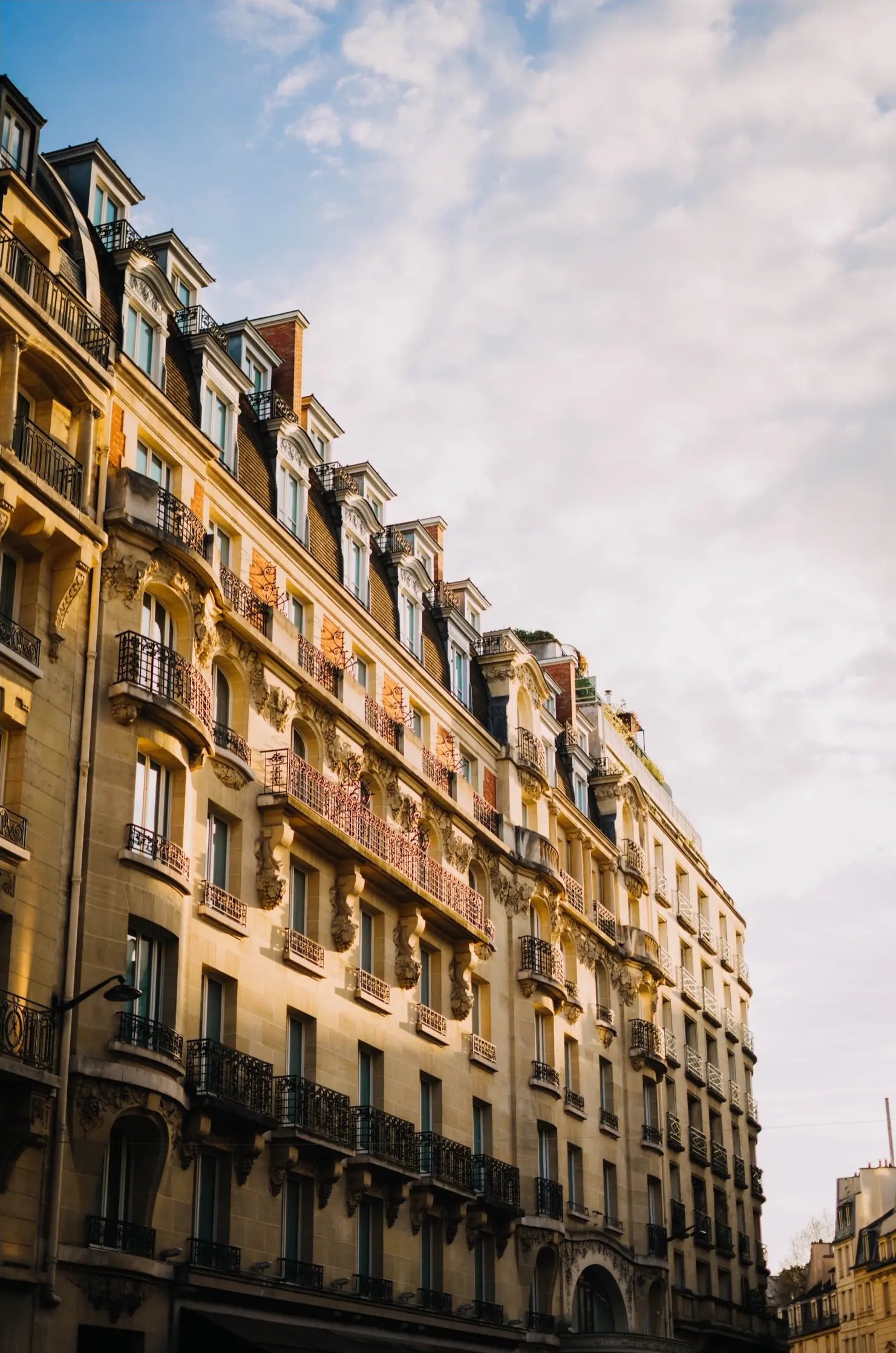 Une image de Paris, montrant des immeubles anciens.