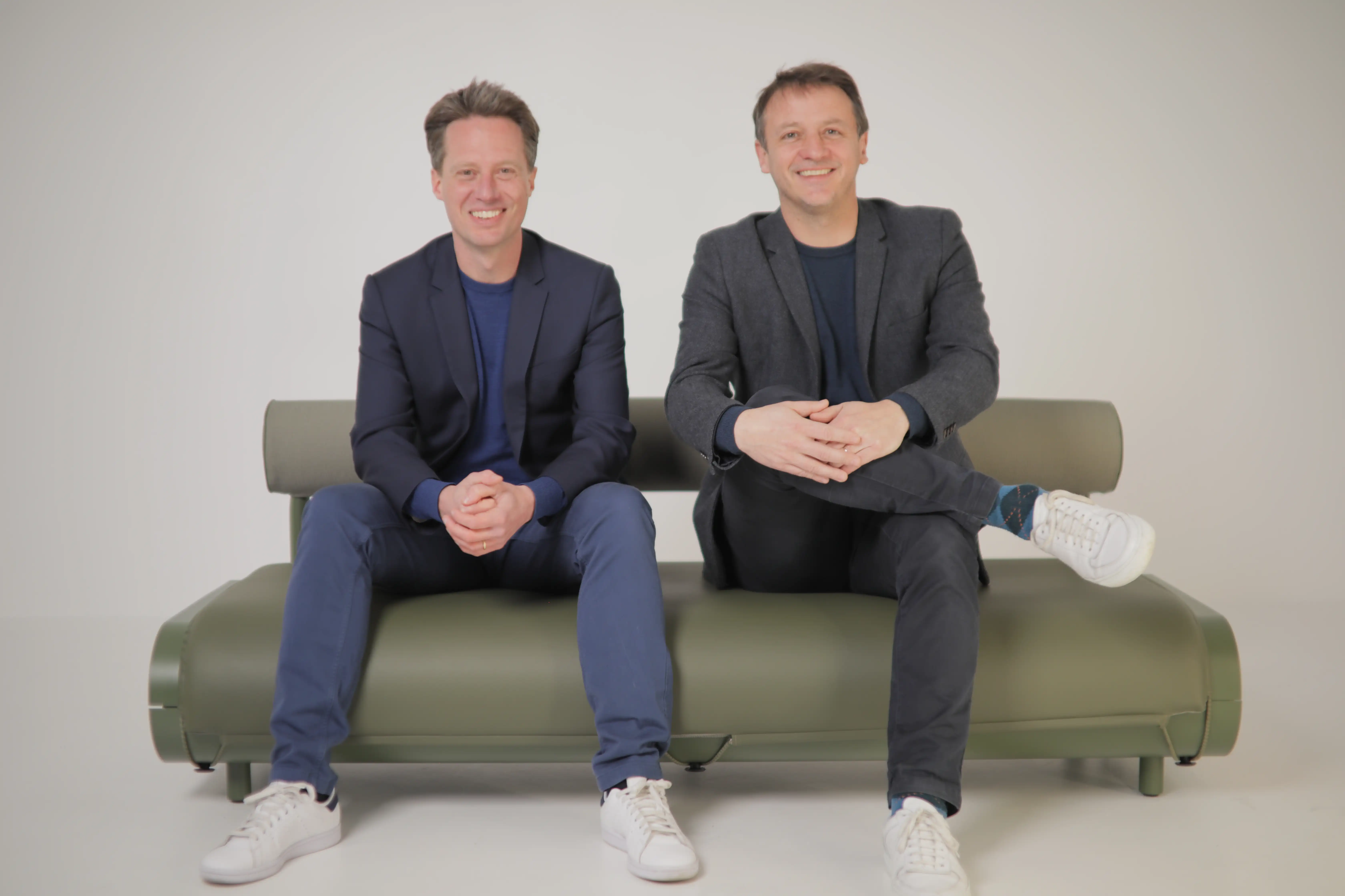 Un portrait de deux personnes, les fondateurs et dirigeants de la société, souriant et posant pour la caméra.