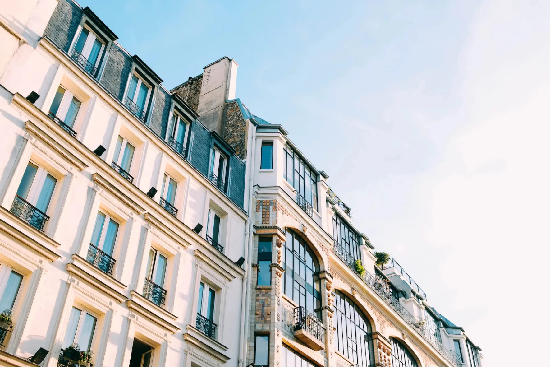 Vue d'un immeuble parisien en contre plongée