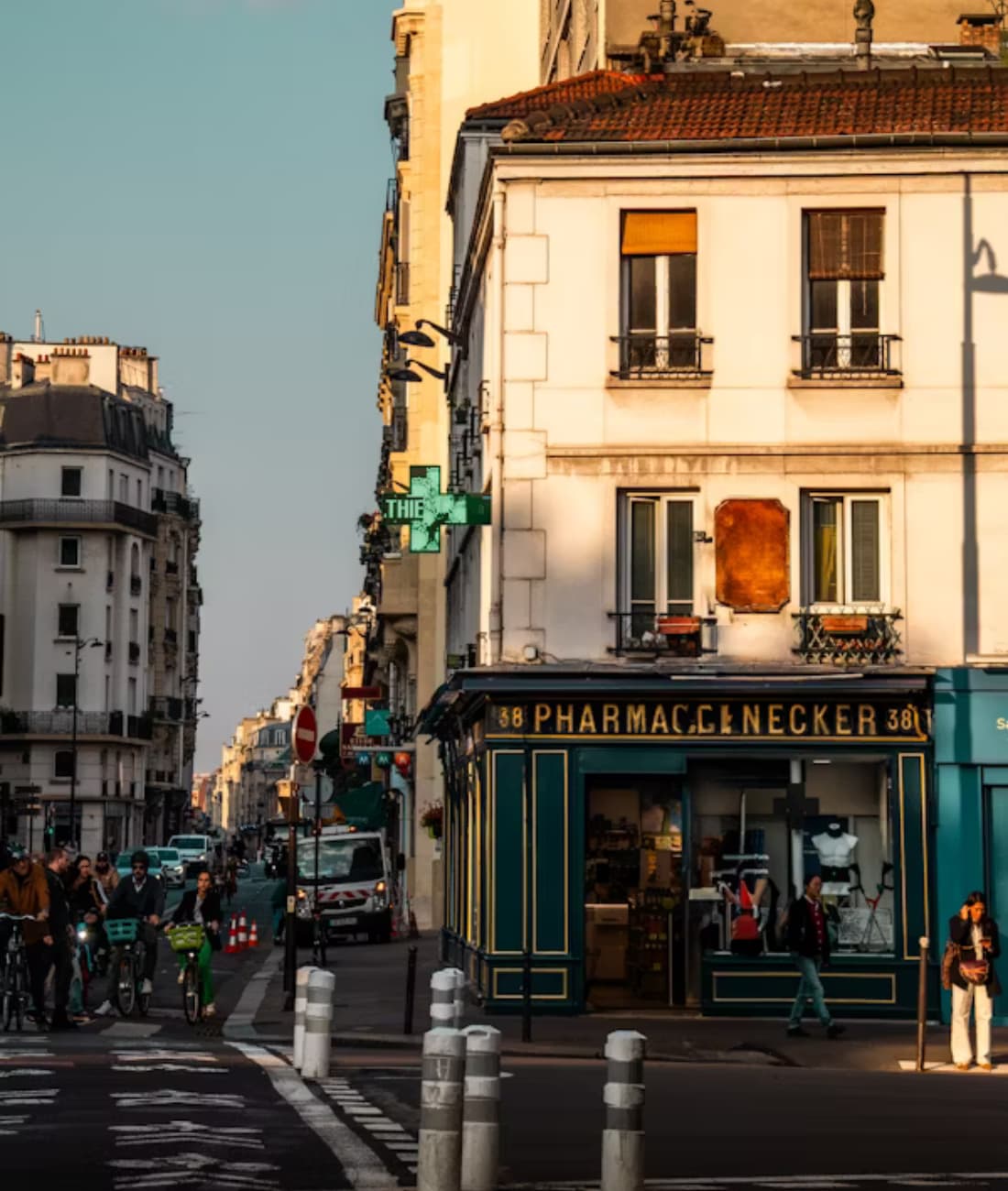 Une pharmacie dans un centre ville en France