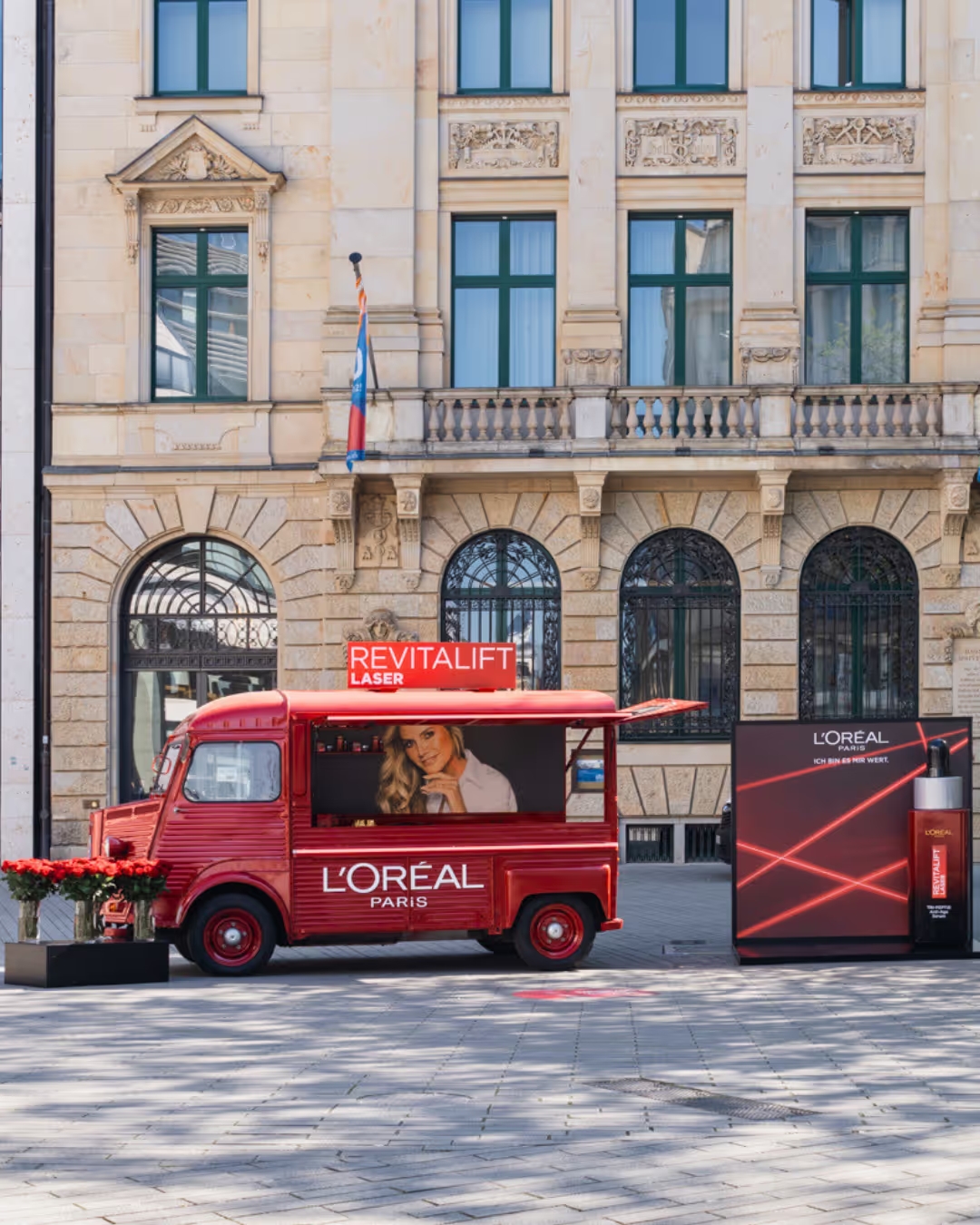 Valentino Brand Activation mit Duftdisplay und Blumendekoration
