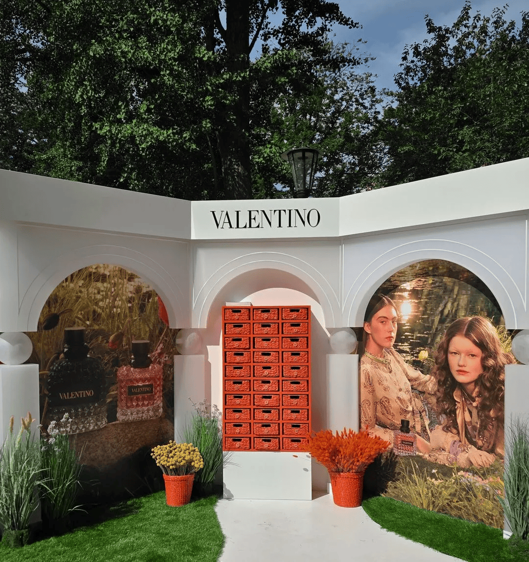 Valentino Roadshow mit Duftdisplay und Blumendekoration