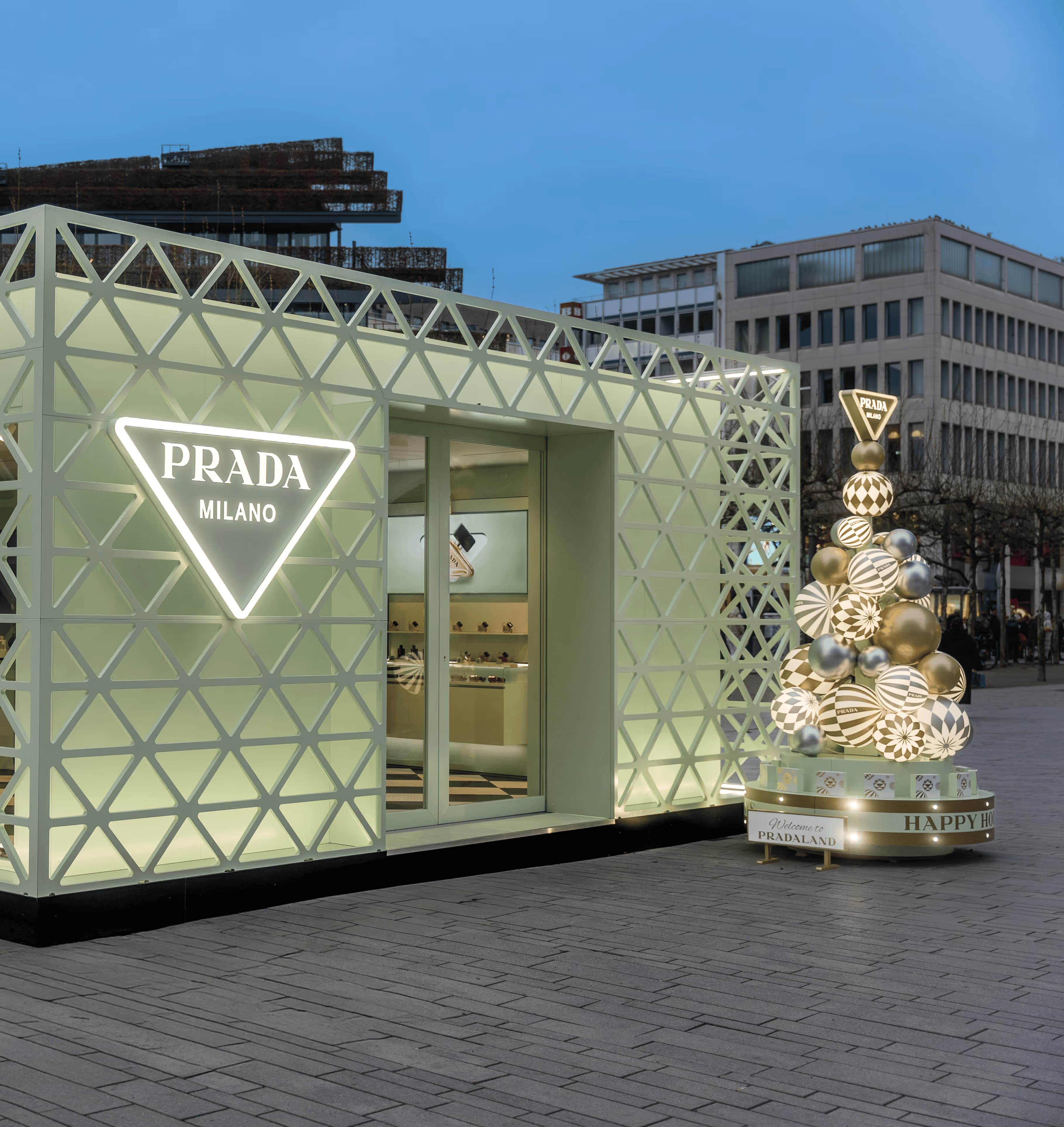 Beleuchteter PRADA Cube als Brand Activation bei Nacht