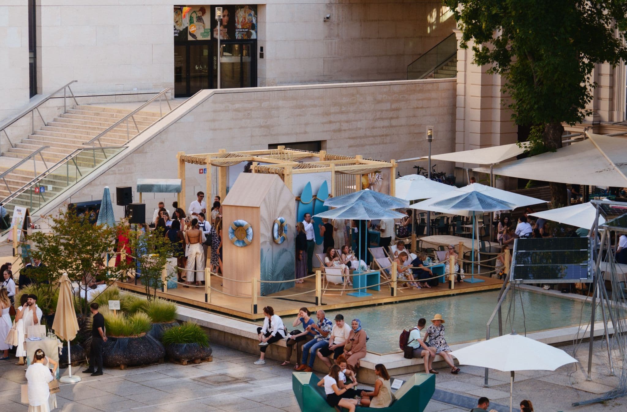 Armani Pop-up Pavillon mit blauen Sonnenschirmen