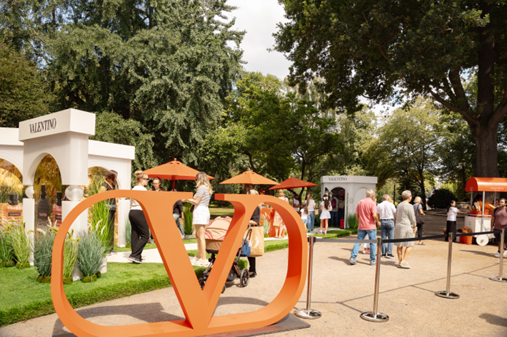 Valentino Roadshow mit Duftdisplay und Blumendekoration