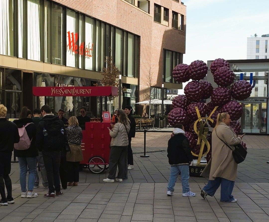 Armani Pop-up Pavillon mit blauen Sonnenschirmen im Wiener MuseumsQuartier