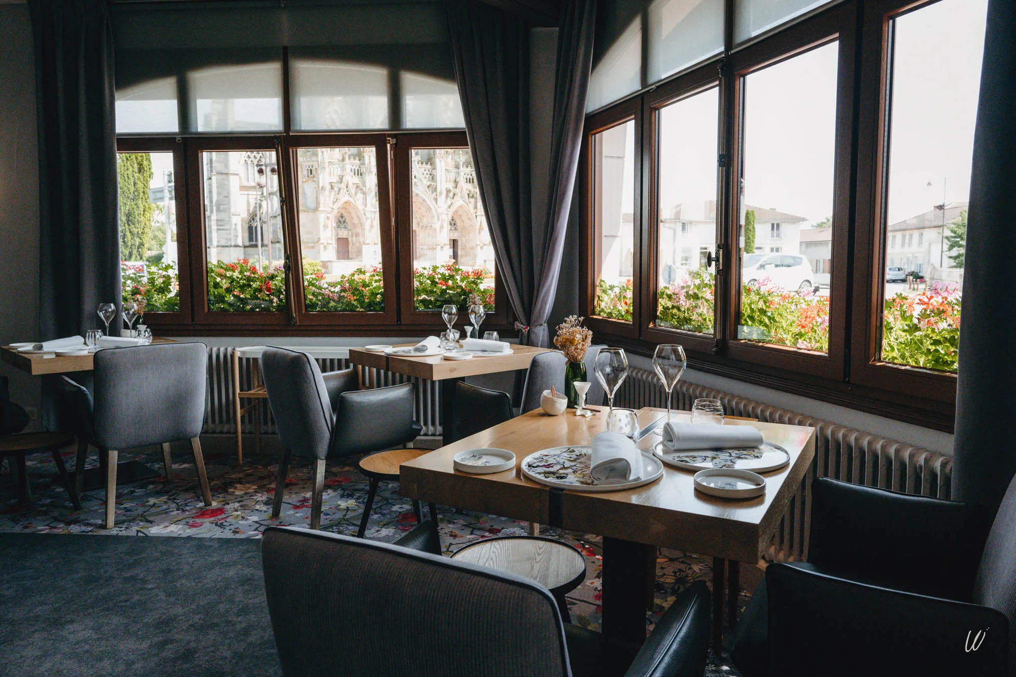 Salle du restaurant Cuvée 31 à l’hôtel Les Armes de Champagne, avec vue sur la Basilique Notre-Dame de l’Épine, classée au patrimoine mondial de l’UNESCO.
