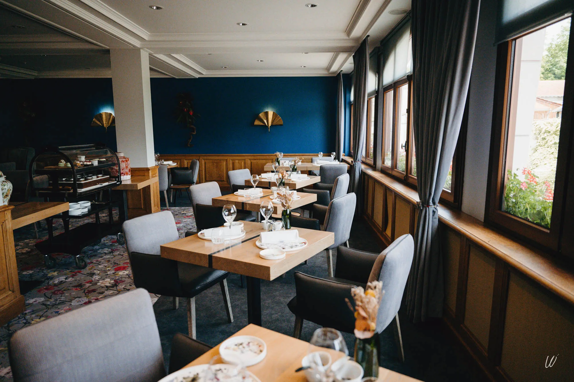 Salle élégante du restaurant Cuvée 31 à l'hôtel Armes de Champagne, avec tables dressées et décoration contemporaine près des fenêtres