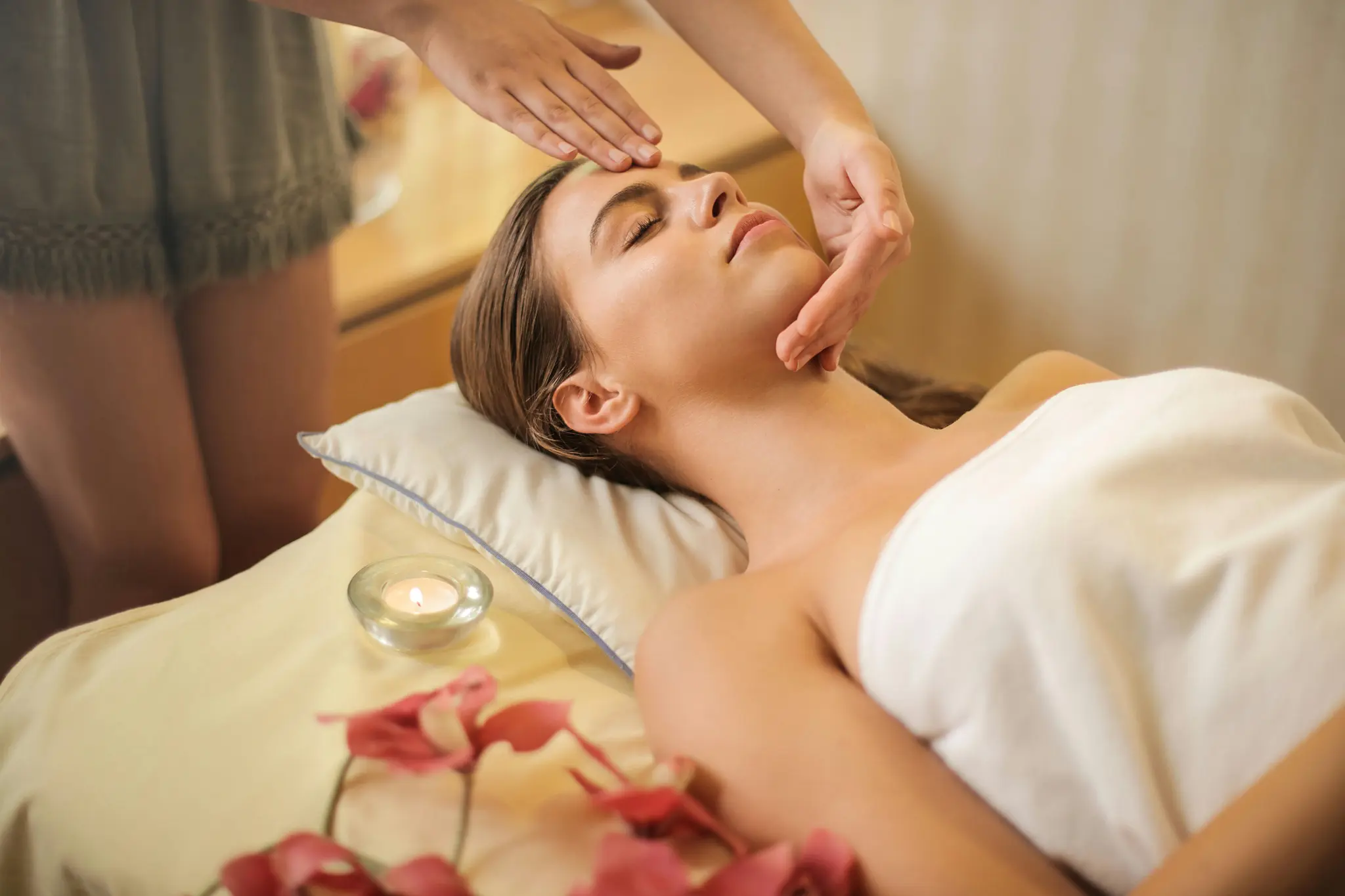 Soin du visage relaxant dans l’espace bien-être de l’hôtel Armes de Champagne, avec bougie et ambiance zen