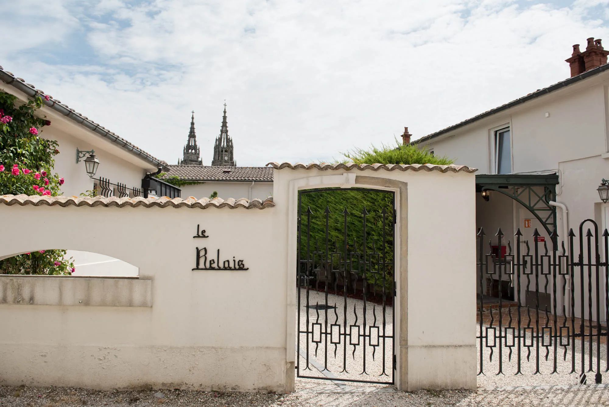 Le Relais – espace dédié à la location de salle à l’hôtel Armes de Champagne, avec vue sur la Basilique de L’Épine