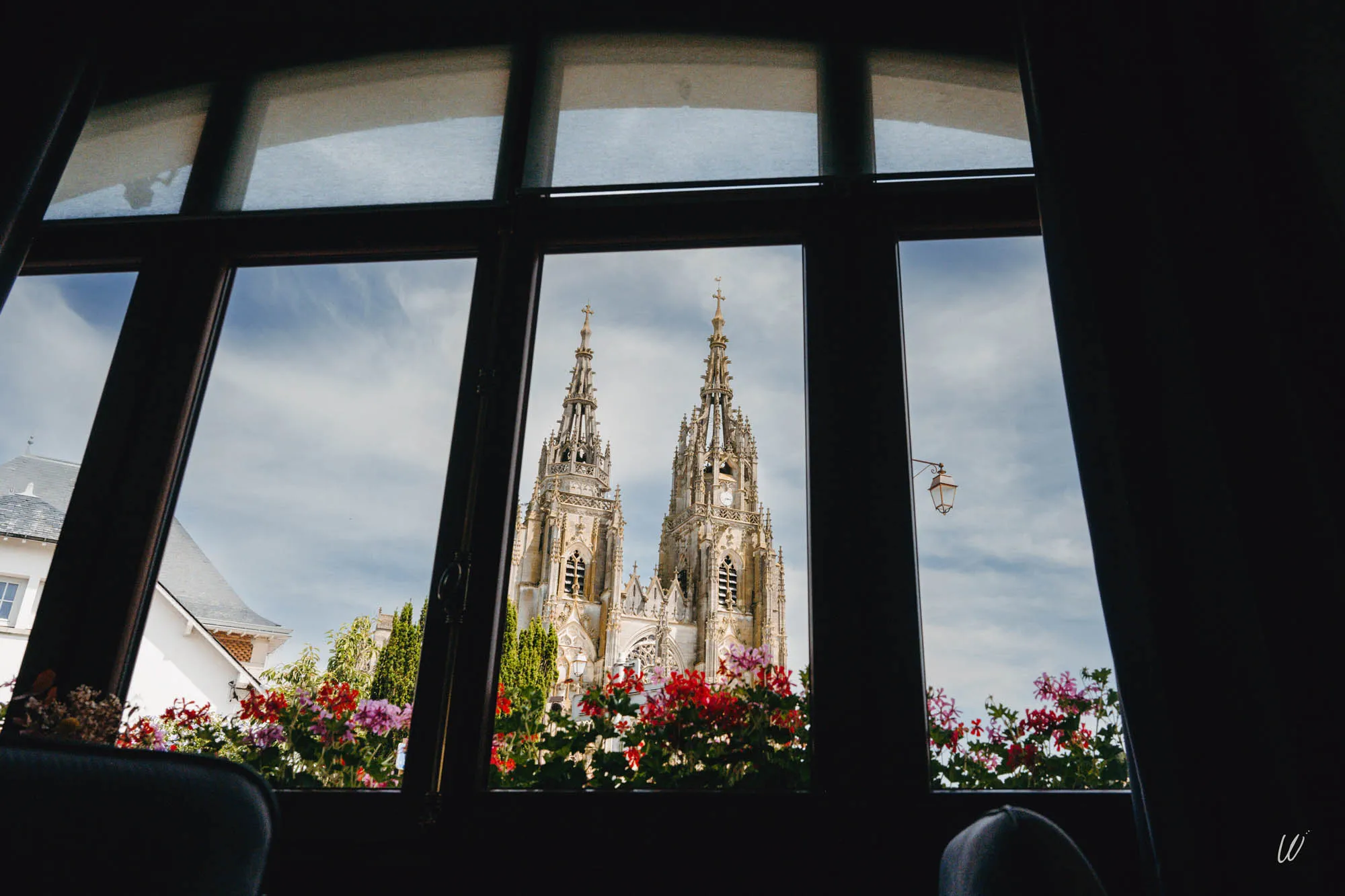Vue sur la basilique de l’Épine depuis une fenêtre fleurie de l’hôtel Armes de Champagne.