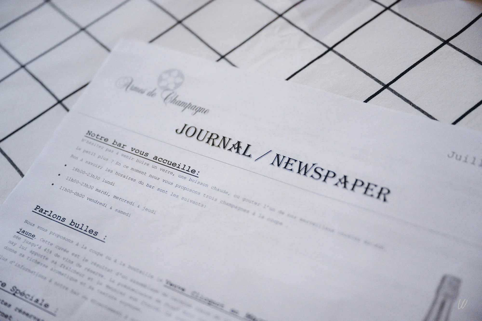 Journal d’accueil de l’hôtel Armes de Champagne présentant les horaires du bar et les suggestions de champagnes.