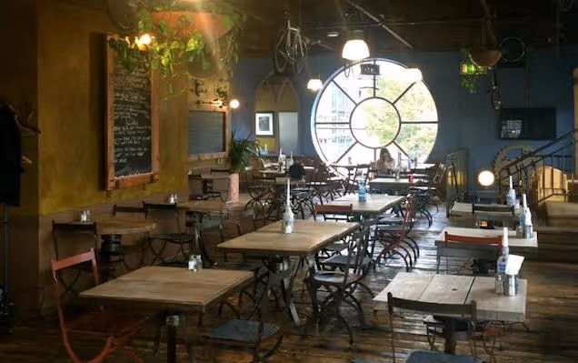 https://www.datocms-assets.com/46385/1654075666-mud-dock-cafe.jpg?auto=format&fit=max&q=50&w=636