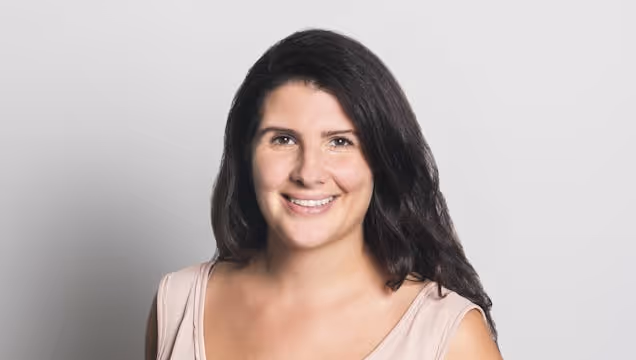 https://www.datocms-assets.com/46385/1707151560-natasha_guerra_200923_19-2-002-2-scaled.jpg?auto=format&fit=max&q=50&w=636