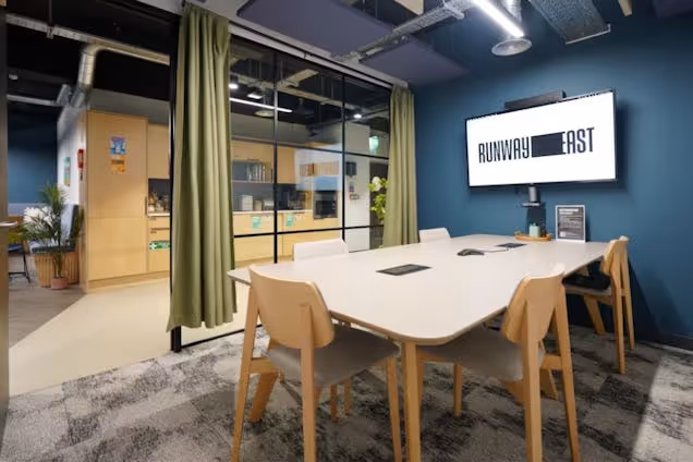 Runway East London Bridge - Schumacher Meeting Room