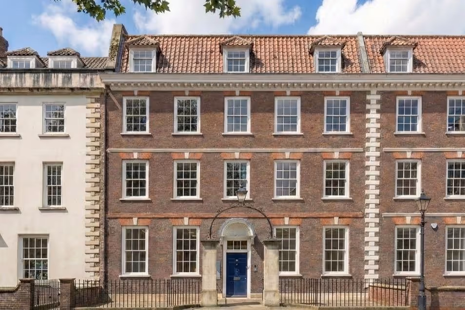 Runway East Queen Square Exterior