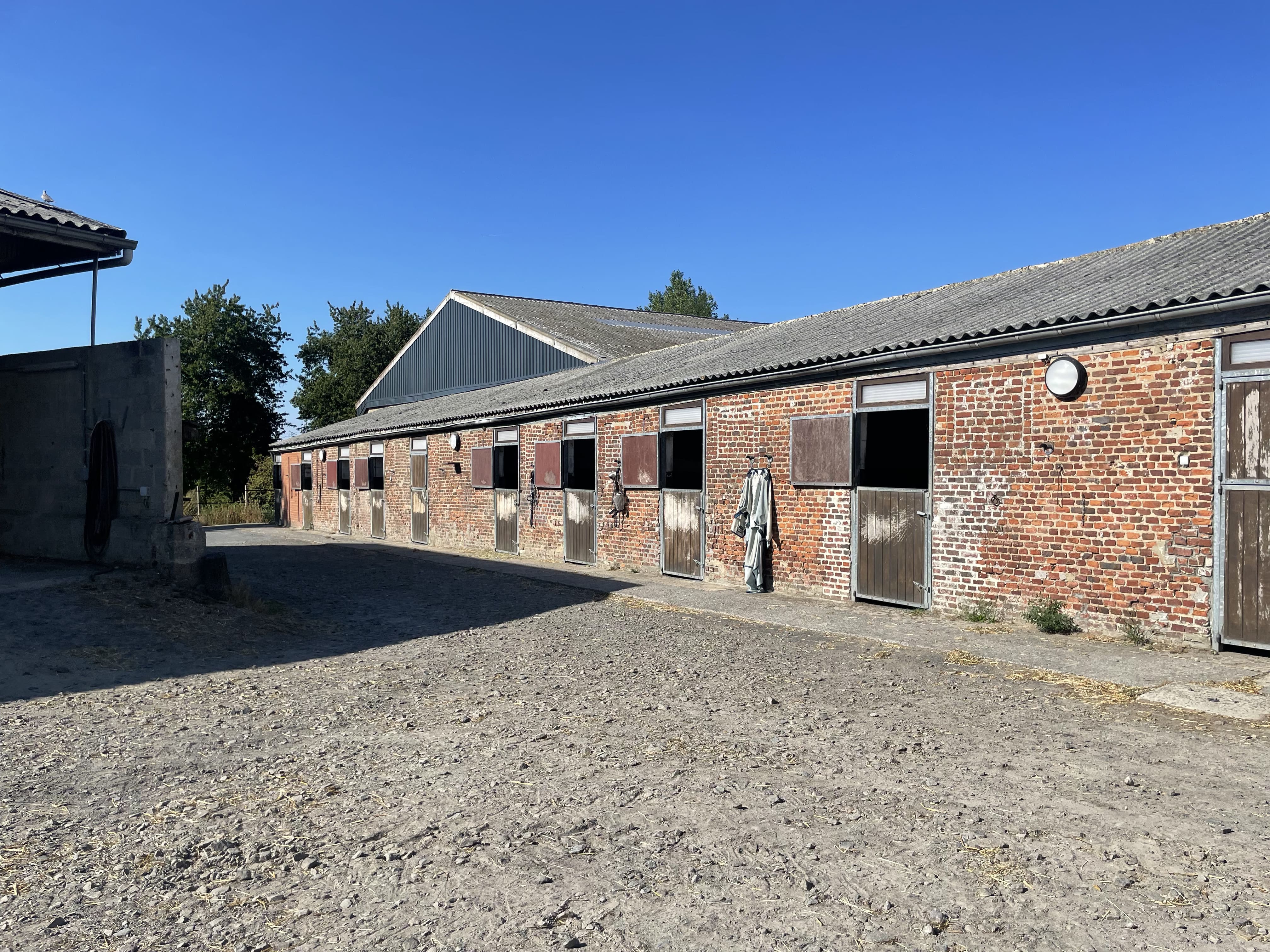 Vue extérieur box pensions pour chevaux Haras de Baudemont