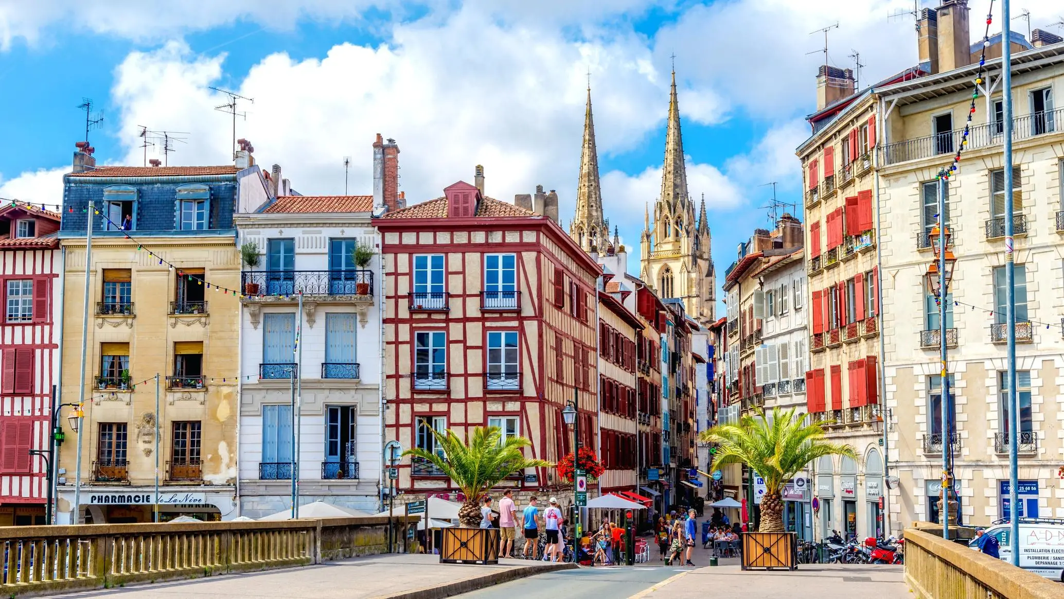 Photo de plusieurs immeubles colorés de Bayonne