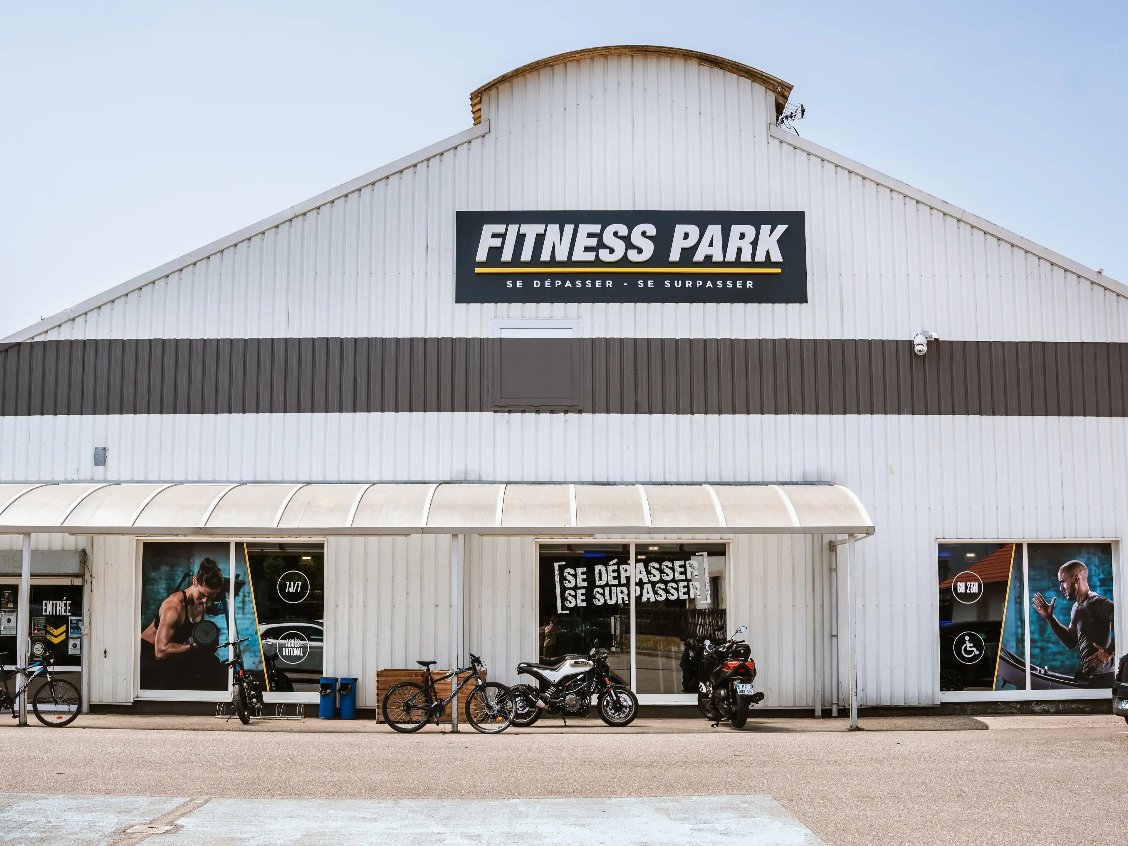 Photo de la façade d'une salle de sport Fitness Park