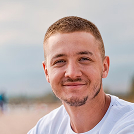 Man wearing white crew neck shirt outdoor selective focus photography