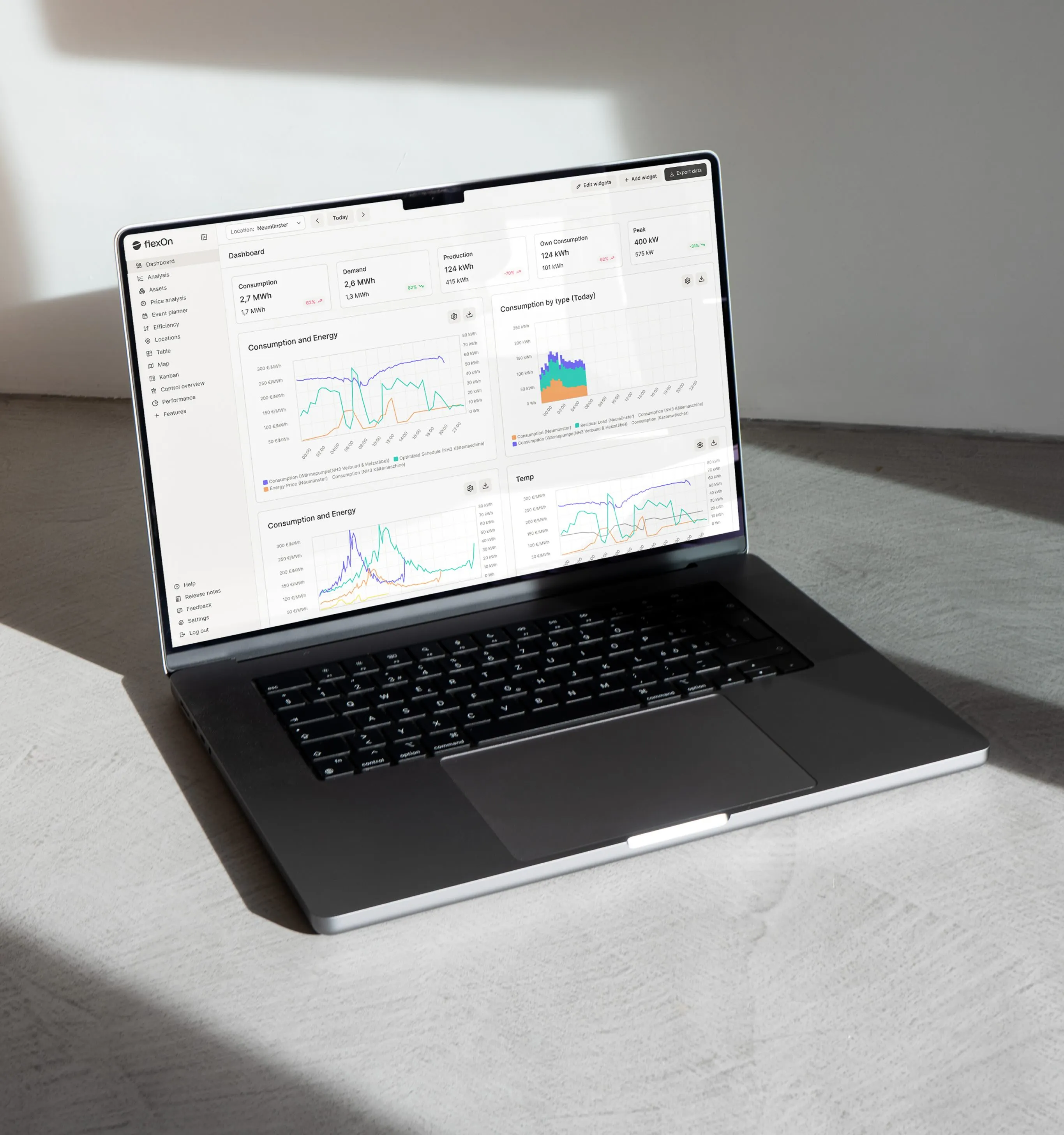 Laptop auf grauer Fläche, auf dem Desktop die Benutzeroberfläche des intelligenten Energiemanagementsystems flexOn